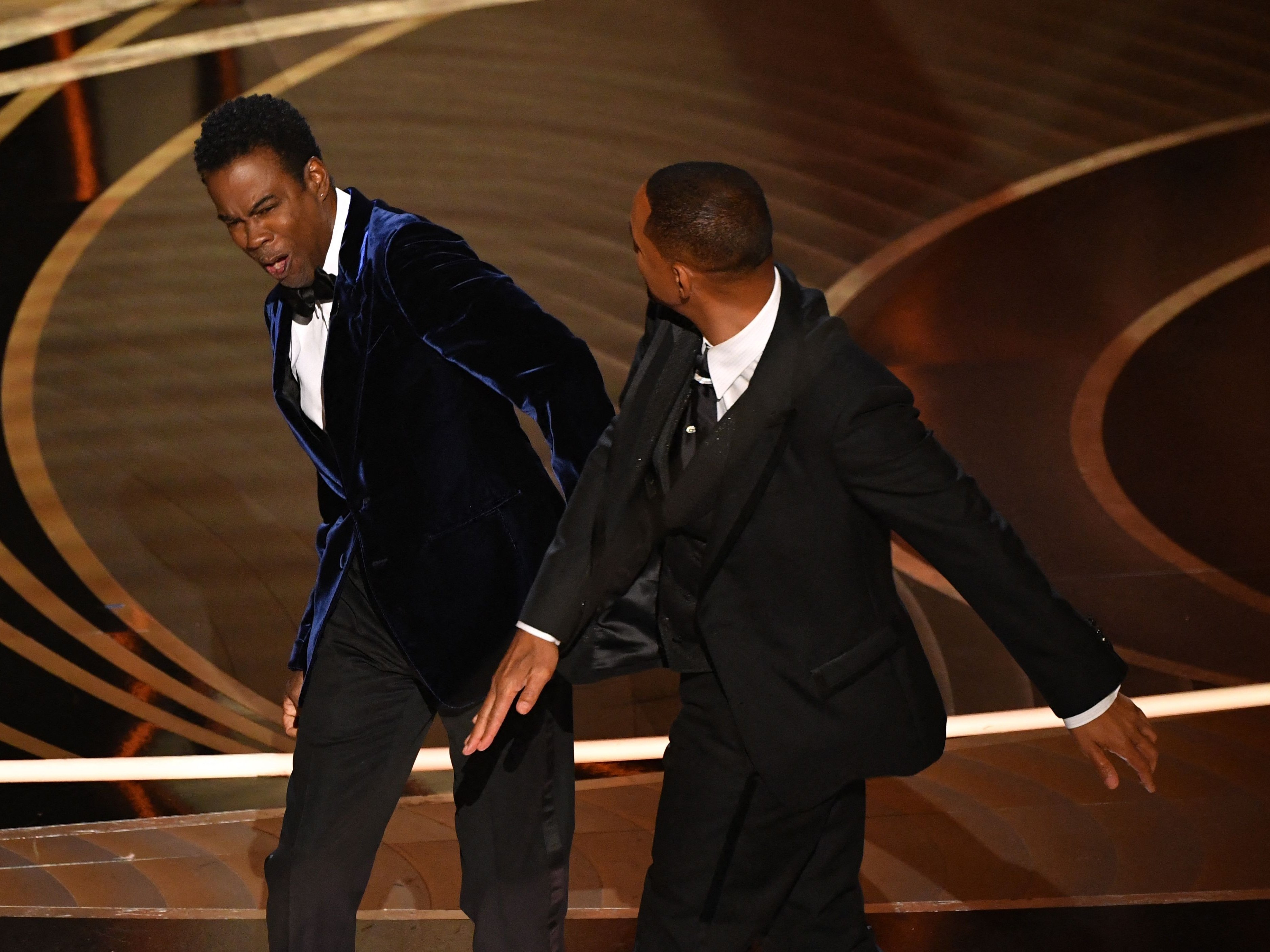 Will Smith menampar Chris Rock. 