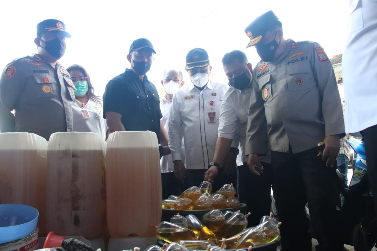 Kapolda Sulawesi Utara Irjen Mulyatno saat berkunjung ke pasar tradisional