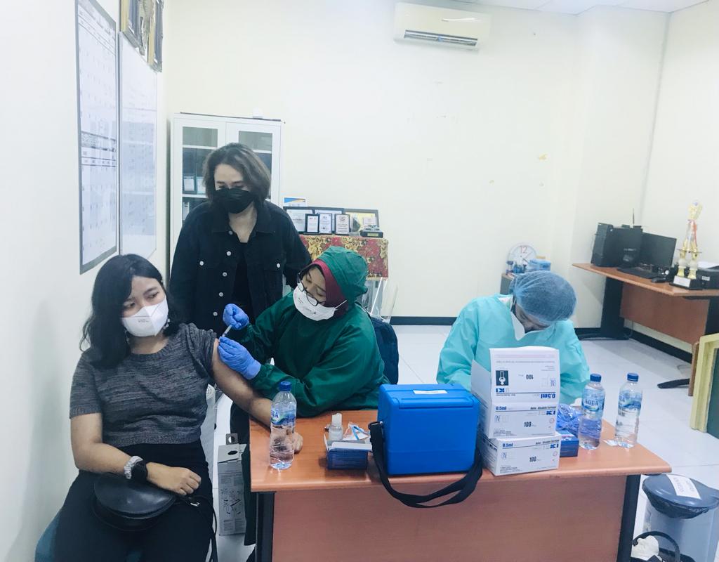 Ketua Panitia Vaksinasi Booster IKA Fakultas Kedokteran Universitas Trisakti, Nova Riyanti Yusuf (baju hitam) mengawasi vaksinasi. 