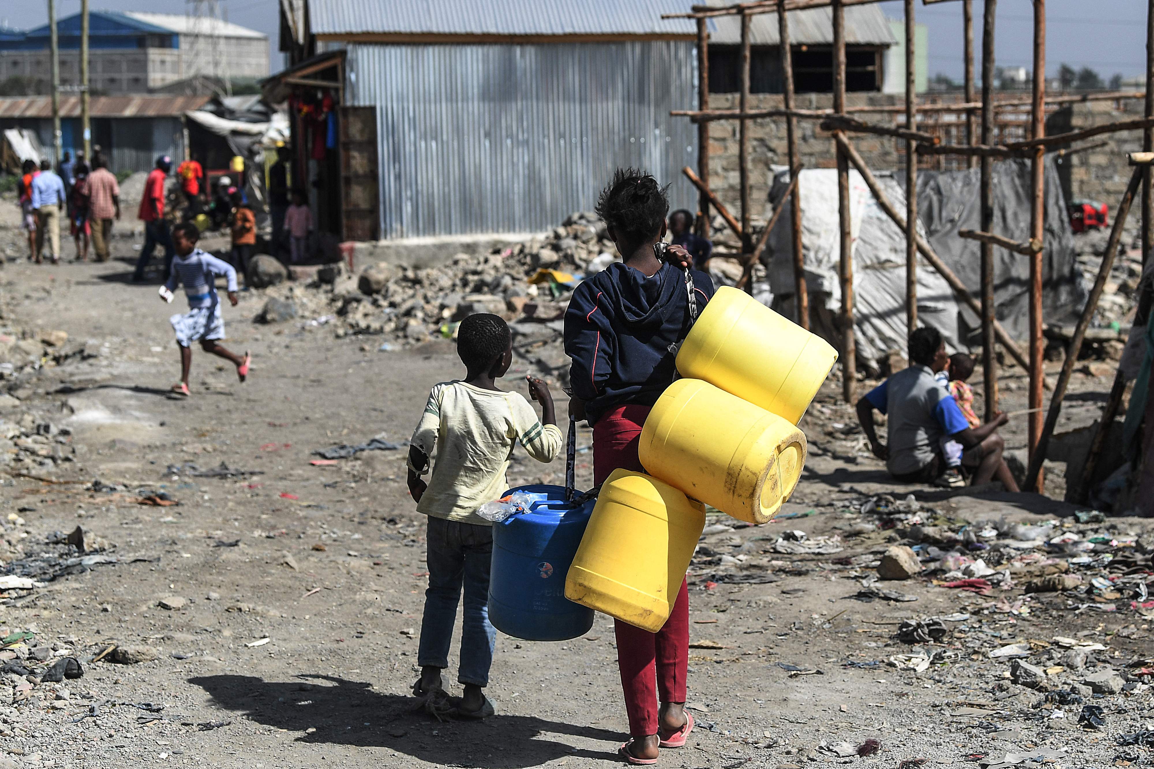 Seorang perempuan di Nairobi membawa jeriken untuk mengambil air bersih.