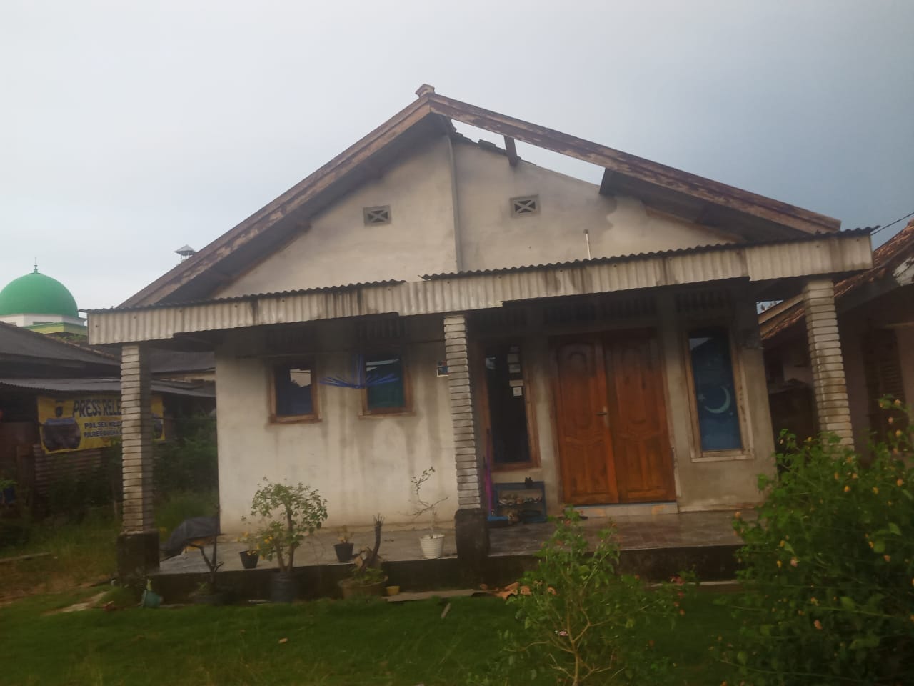 Salah satu rumah di Desa Baturusa, Kabupaten Bangka, Provinsi Bangka Belitung (Babel) rusak diterjan angin puting beliung, Sabtu (26/3).