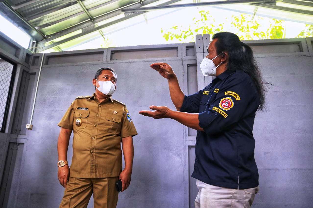Plt Wali Kota Bandung Yana Mulyana mendegarkan penjelasan dari Ki Dalang tentang mesin pengolah sampah yang diciptakannya.
