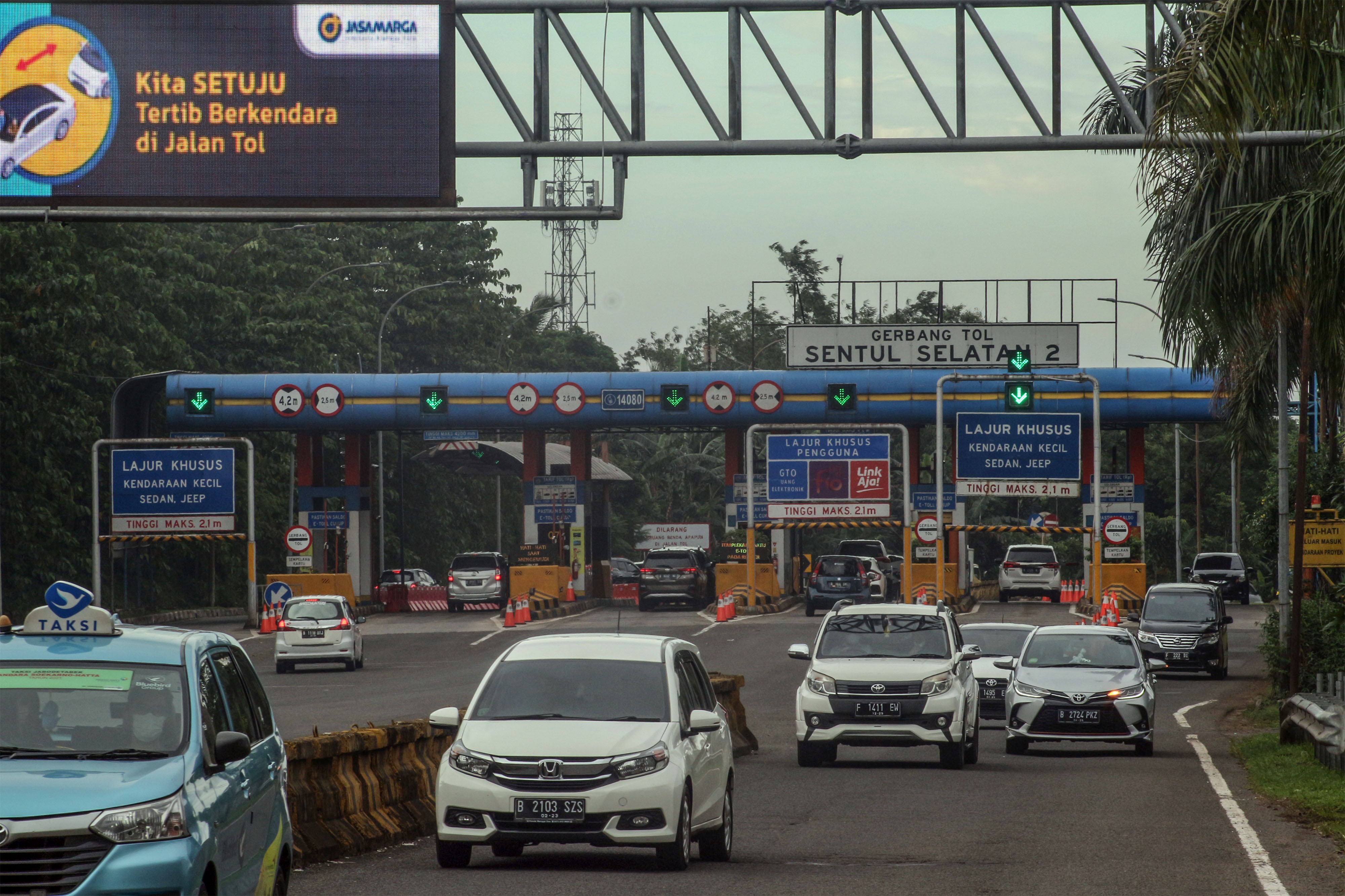 Sejumlah kendaraan keluar pintu tol Sentul Selatan, Kabupaten Bogor, Jawa Barat.