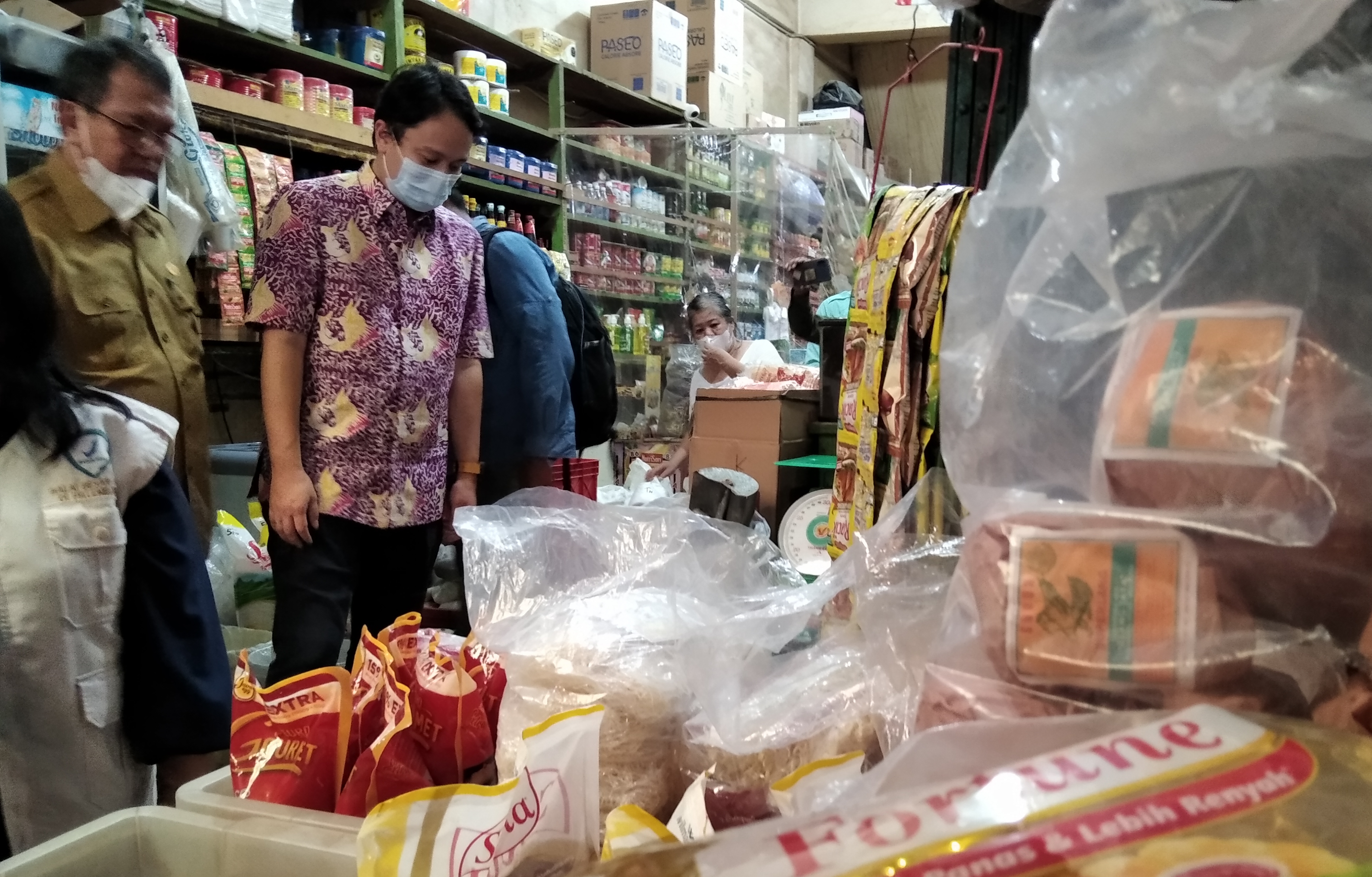 Wakil Menteri Perdagangan Jerry Sambuaga (batik) mengecek ketersediaan dan harga minyak goreng di Pasar KM 5 Palembang, Senin (28/3/2022)