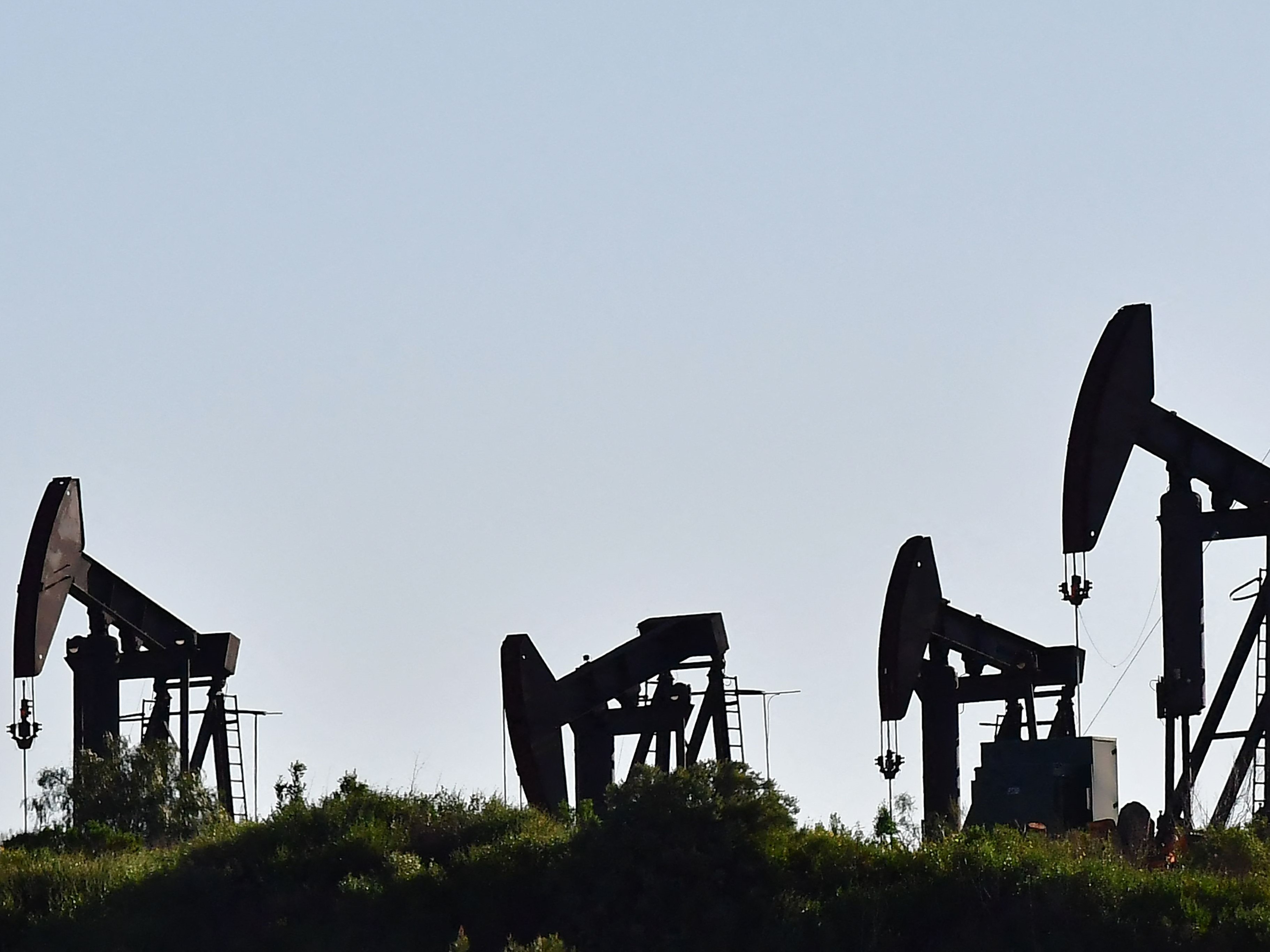 Harga Minyak Brent Bangkit 5% setelah Merosot