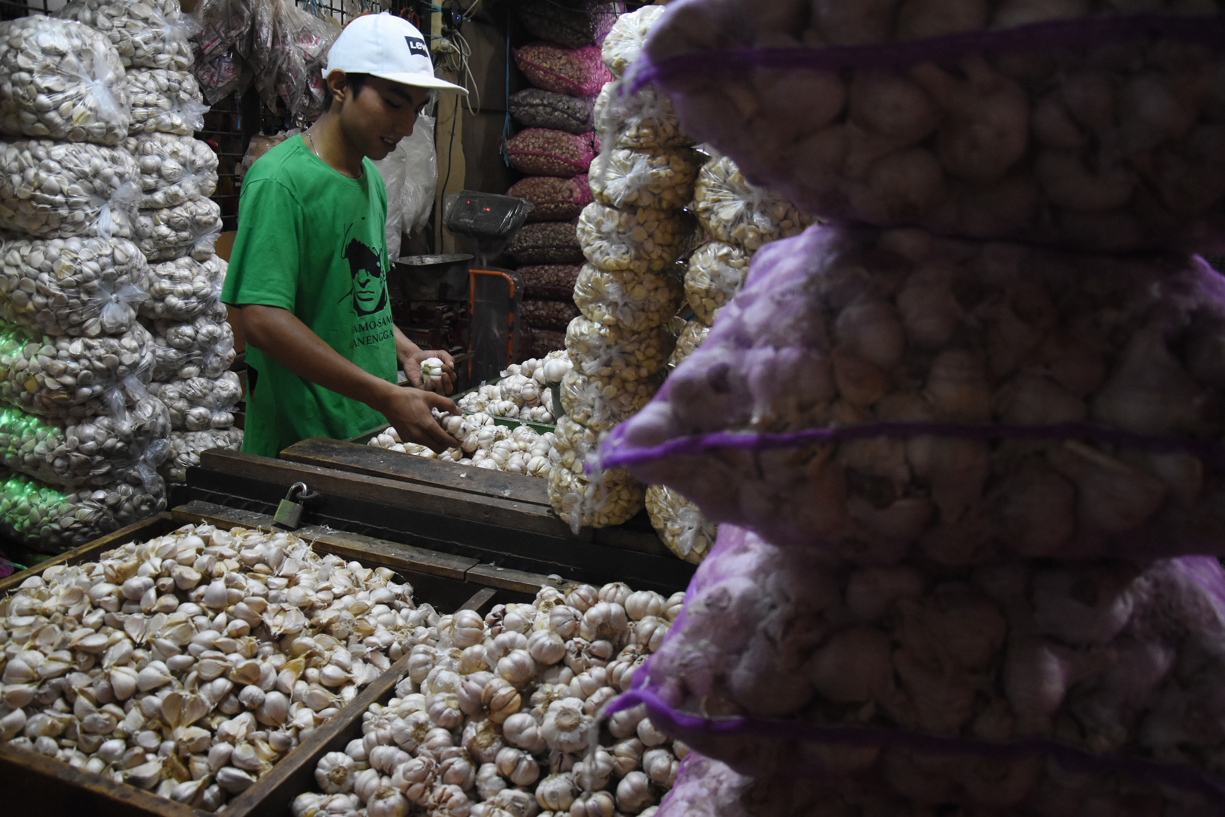 Stok bawang putih di Jakarta masih mencukupi, sementara di beberapa daerah mulai berkurang sehingga harganya naik.