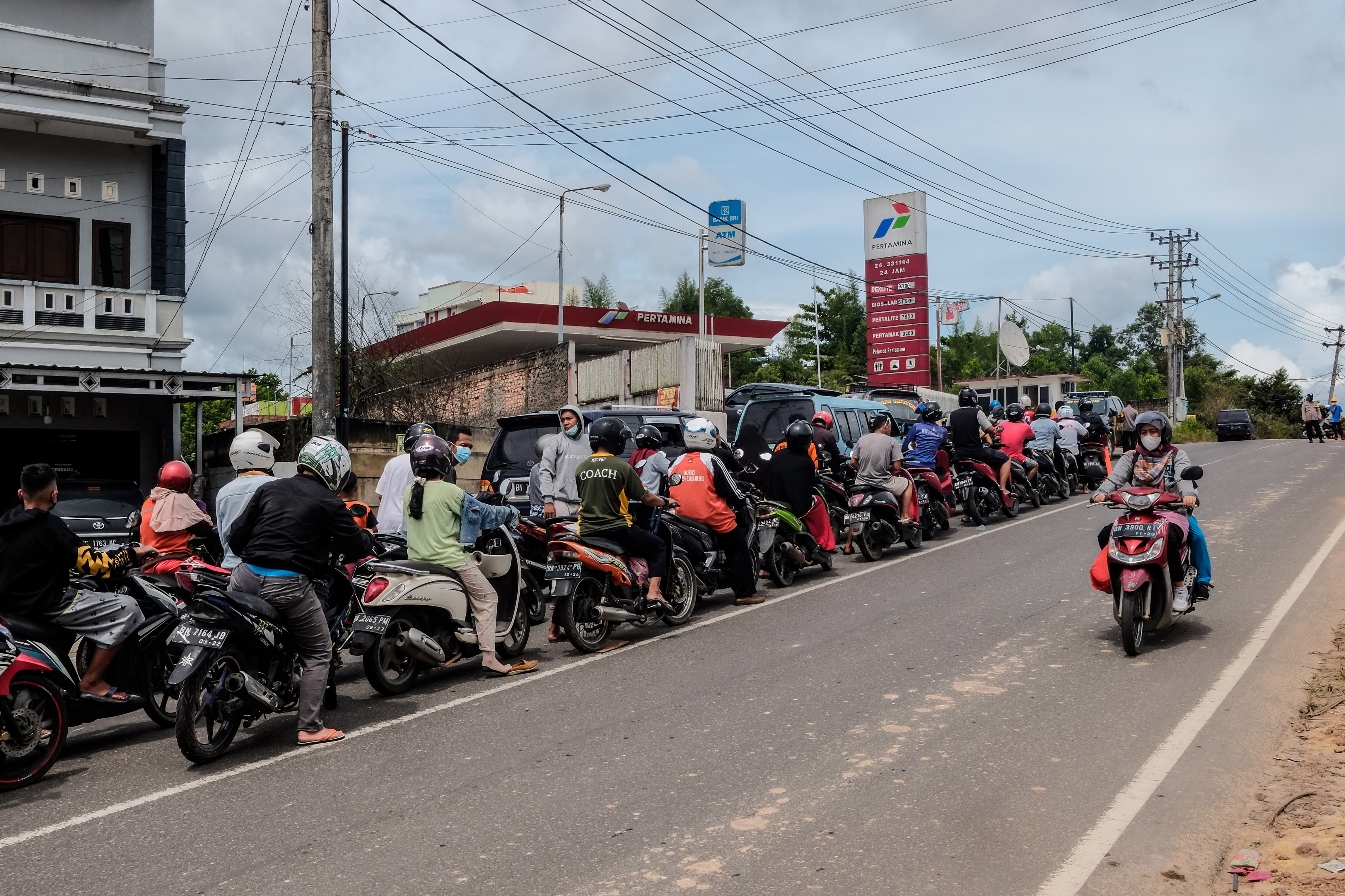 Warga mengisi bahan bakar minyak (BBM) di SPBU Kampak, Kota Pangkalpinang, Kepulauan Bangka Belitung, Sabtu (11/12/2021).
