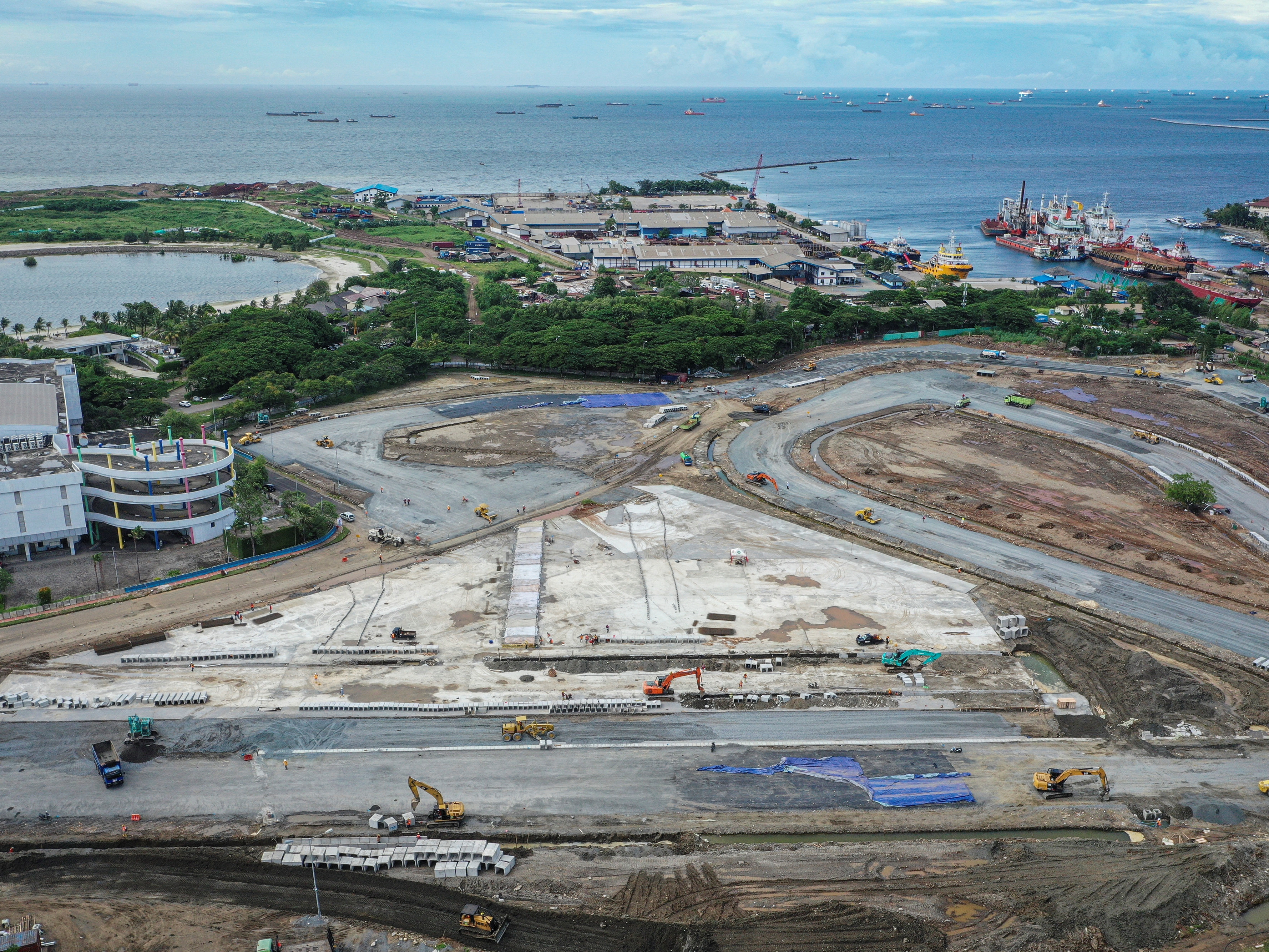  Foto udara suasana pembangunan Jakarta International E-Prix Circuit (JIEC) di kawasan Taman Impian Jaya Ancol, Jakarta, Minggu (6/3/2022).