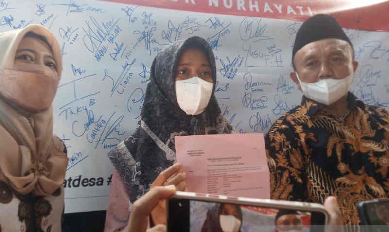 Nurhayati (tengah) saat menunjukkan surat SKP2 dari Kejaksaan Negeri Kabupaten Cirebon, Jawa Barat, Rabu (2/3). 