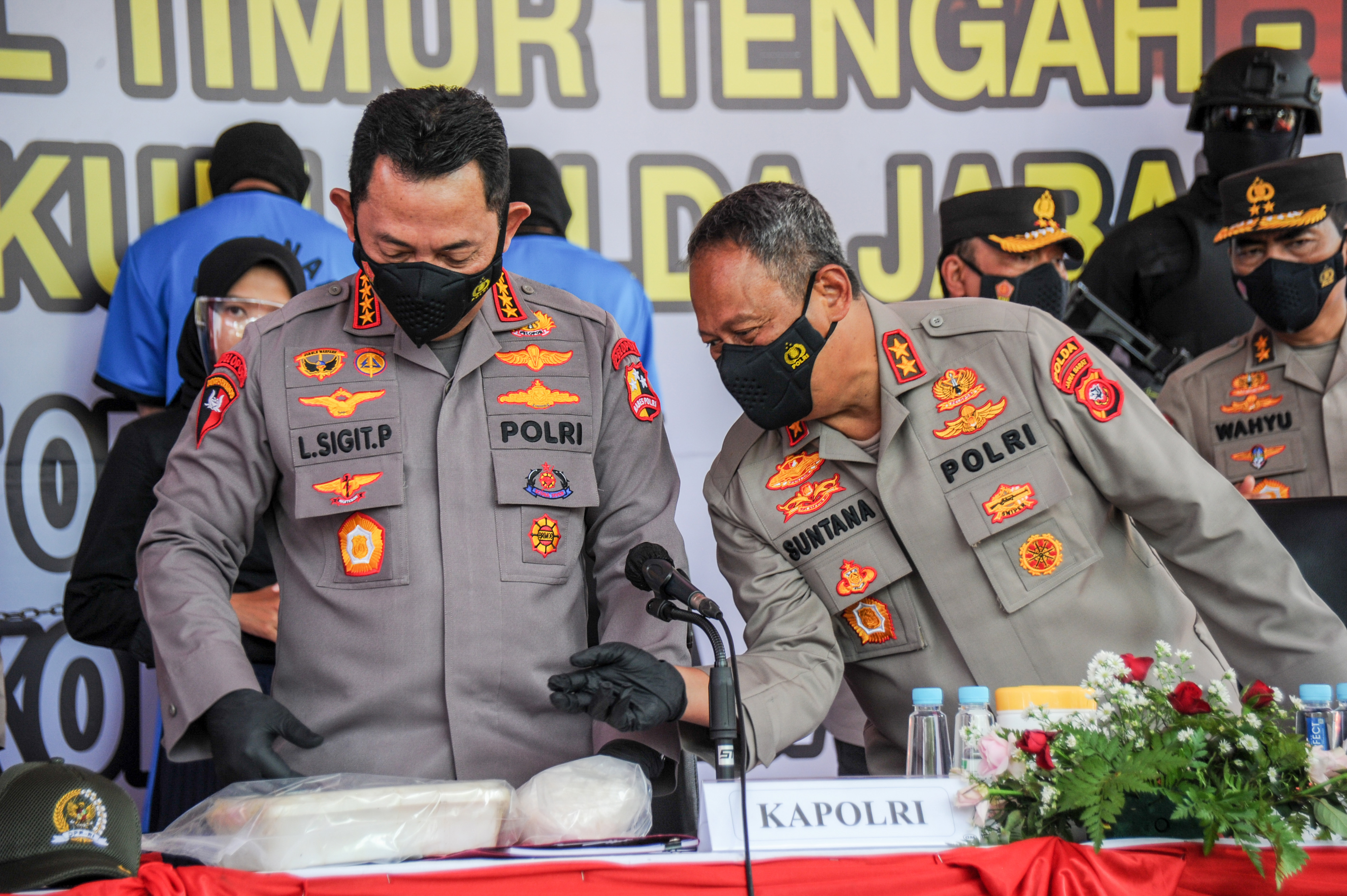 Kapolri Jenderal Pol Listyo Sigit Prabowo (kiri) saat konferensi pers pengungkapan peredaran narkotika jenis sabu seberat 1,196 ton.