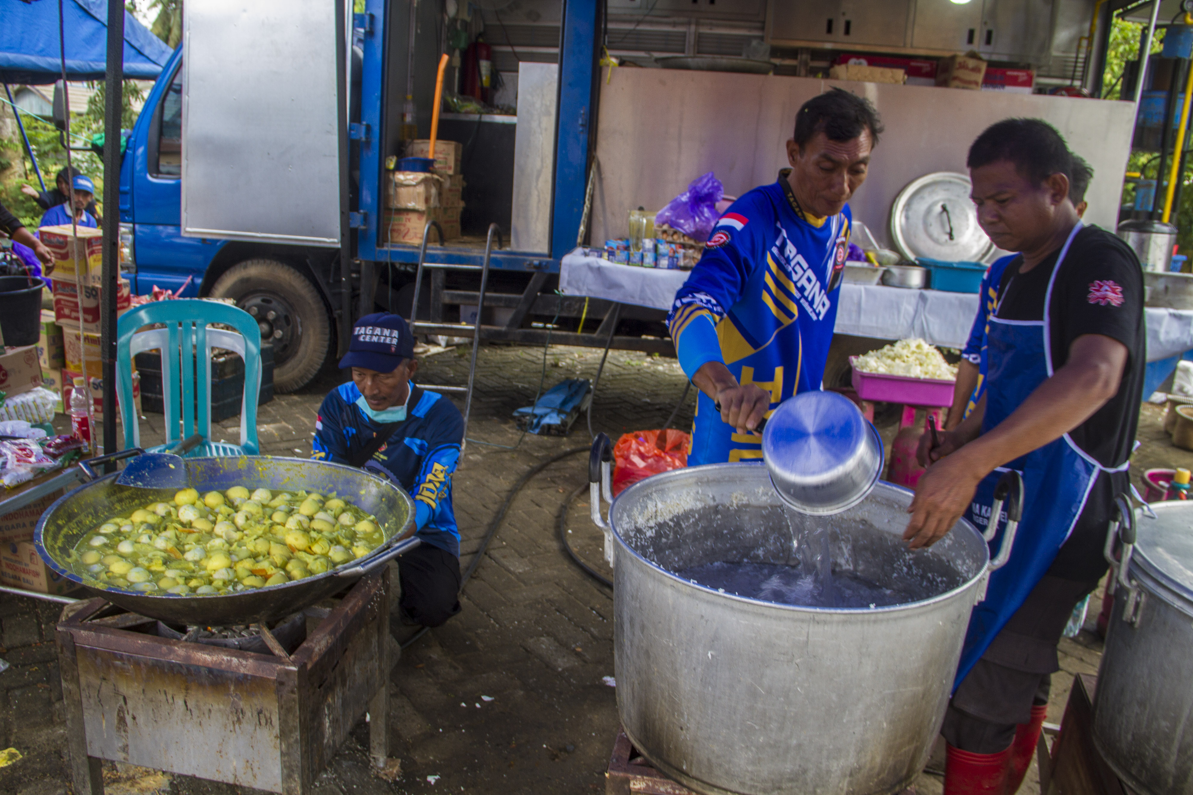Petugas Tagana Kalsel memasak makanan untuk korban terdampak banjir di Kecamatan Simpang Empat, Kabupaten Banjar, Kalimantan Selatan, Ju