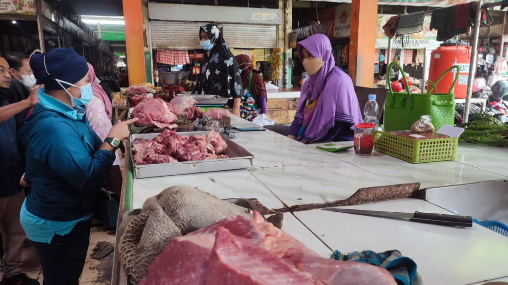 Anggota Komisi IV DPR RI Luluk Nur Hamidah saat memantau harga-harga di pasar Sragen, Jawa Tengah