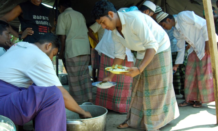 Pengungsi Rohingya di Aceh tengah mengantre mengambil makanan
