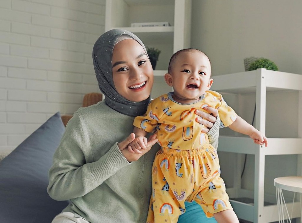 Dinda Hauw dan anak pertamanya.