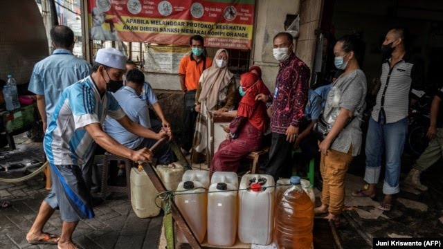 Warga antre membeli minyak goreng murah