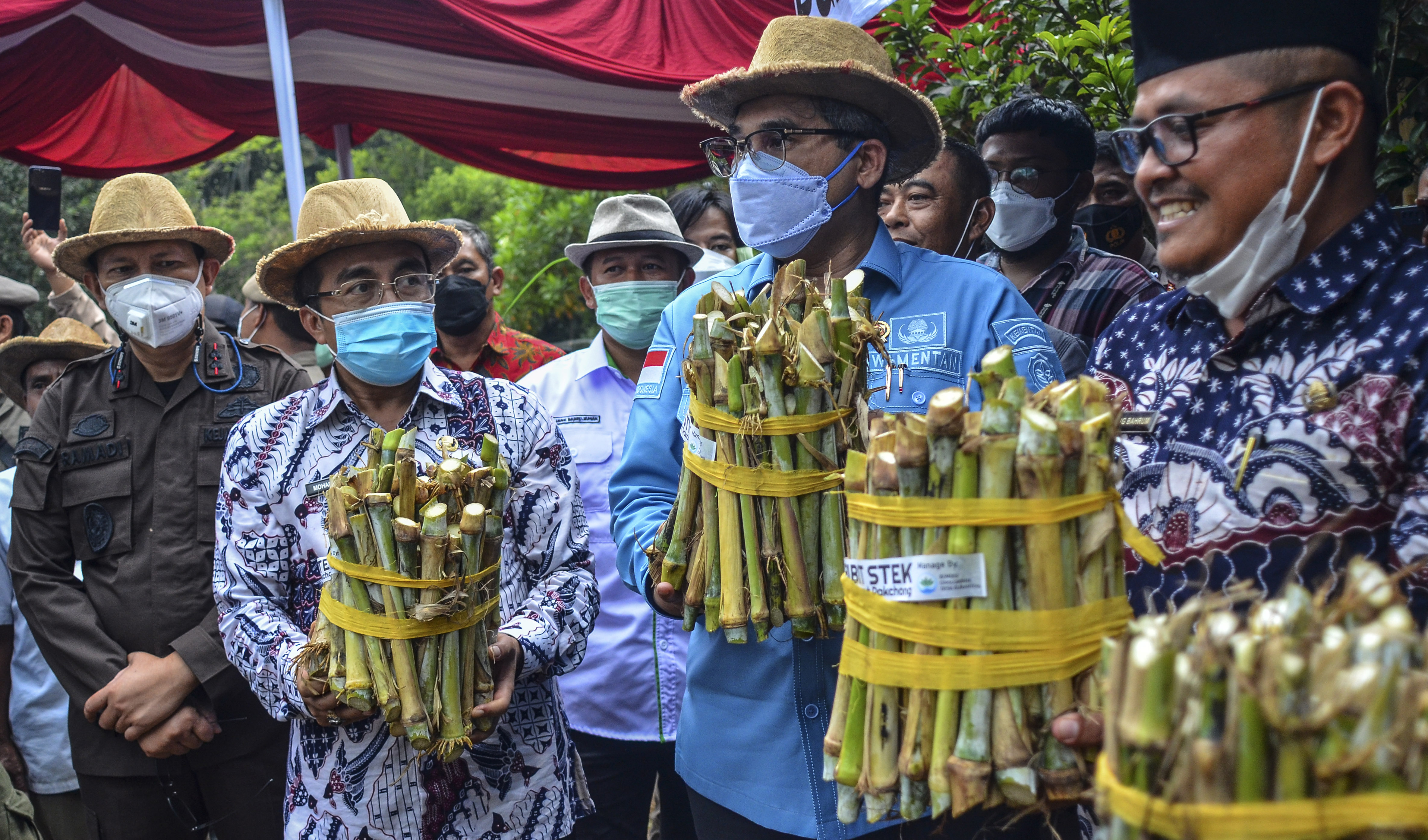 Wakil Mentan  Harvick Hasnul Qolbi (kedua dari kanan)