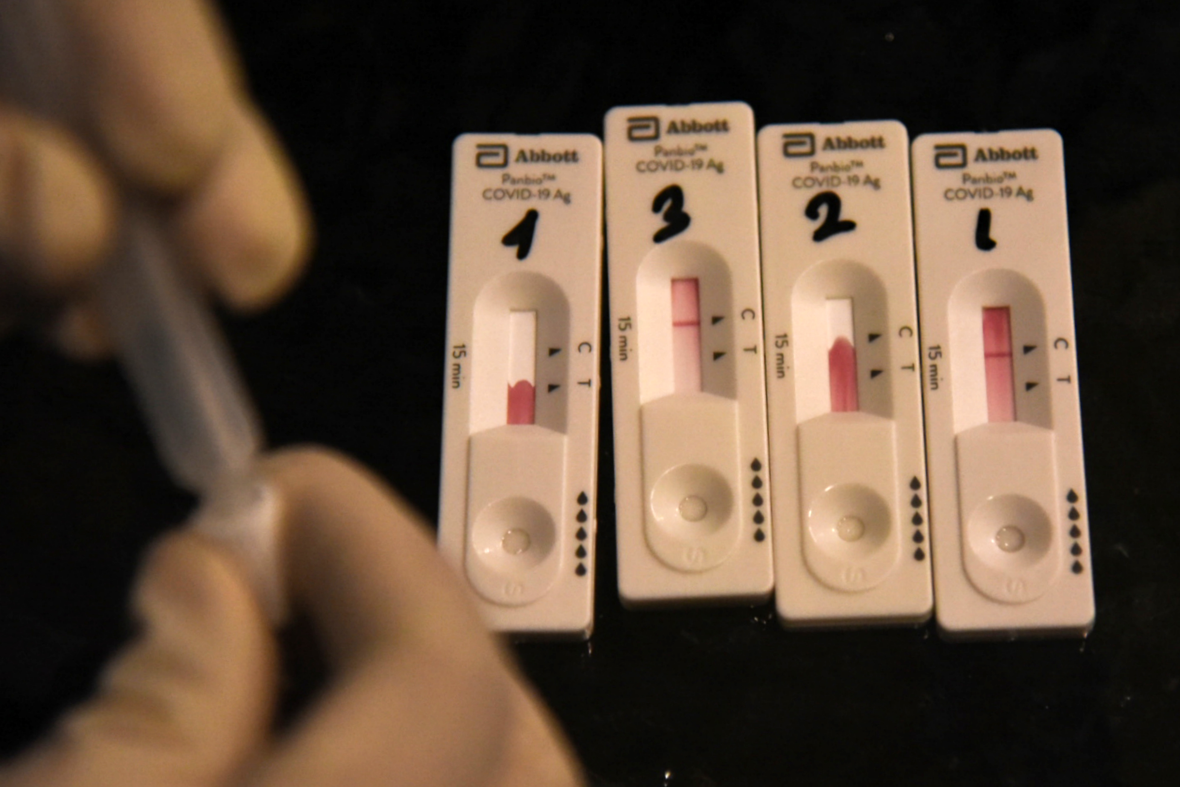 Ilustrasi--Tim Satuan Tugas Covid-19 Kota Medan memeriksa empat sampel swab antigen pengunjung salah satu kafe saat razia prokes.