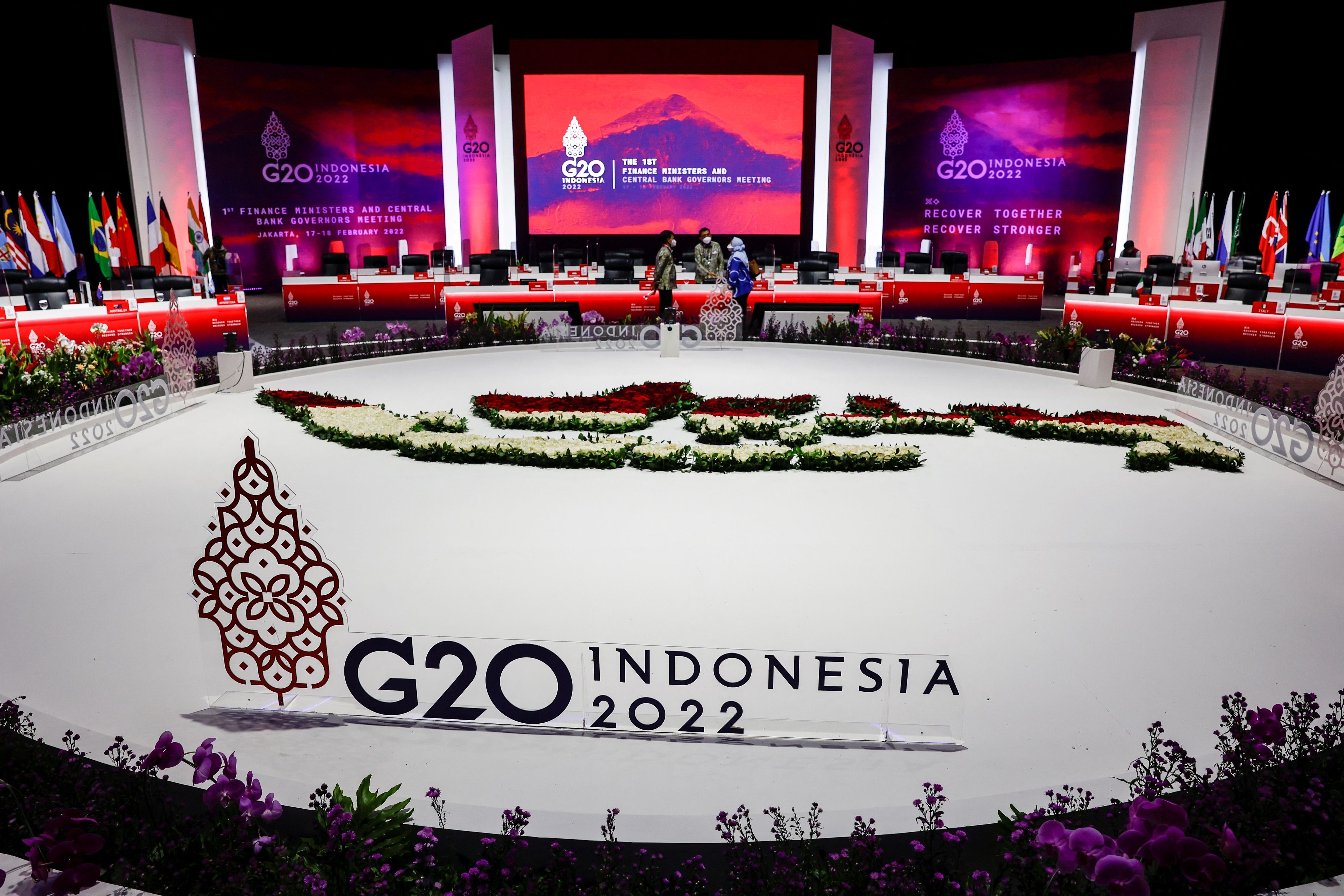 Suasana petugas saat memeriksa ruang pertemuan menteri keuangan G20 di Jakarta.