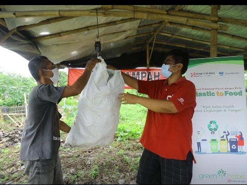 Program Plastic to Food merupakan model penanganan sampah plastik berkelanjutan yang dilakukan dengan partisipasi masyarakat.