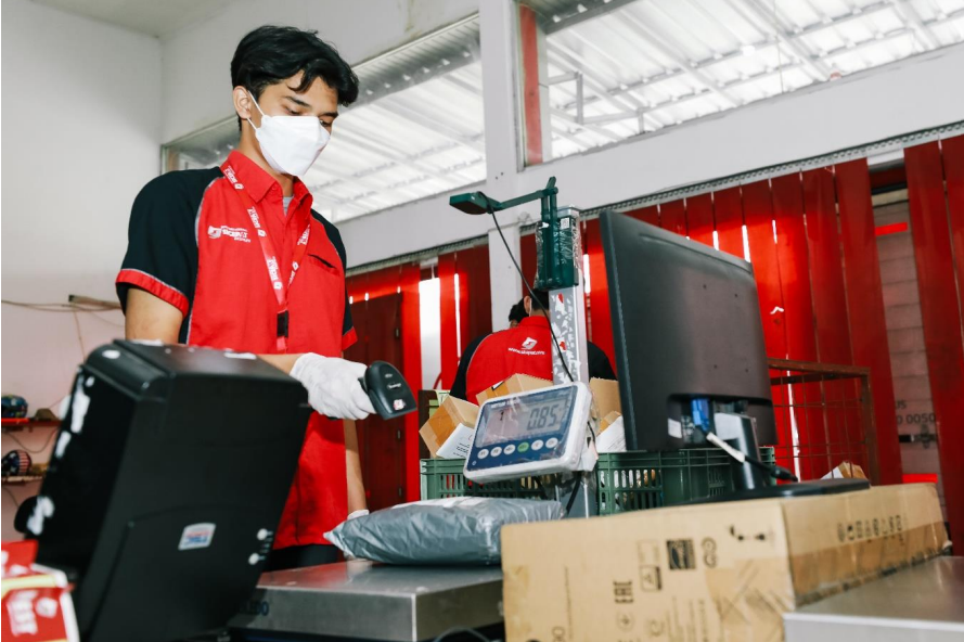 Proses operasional pengiriman paket.