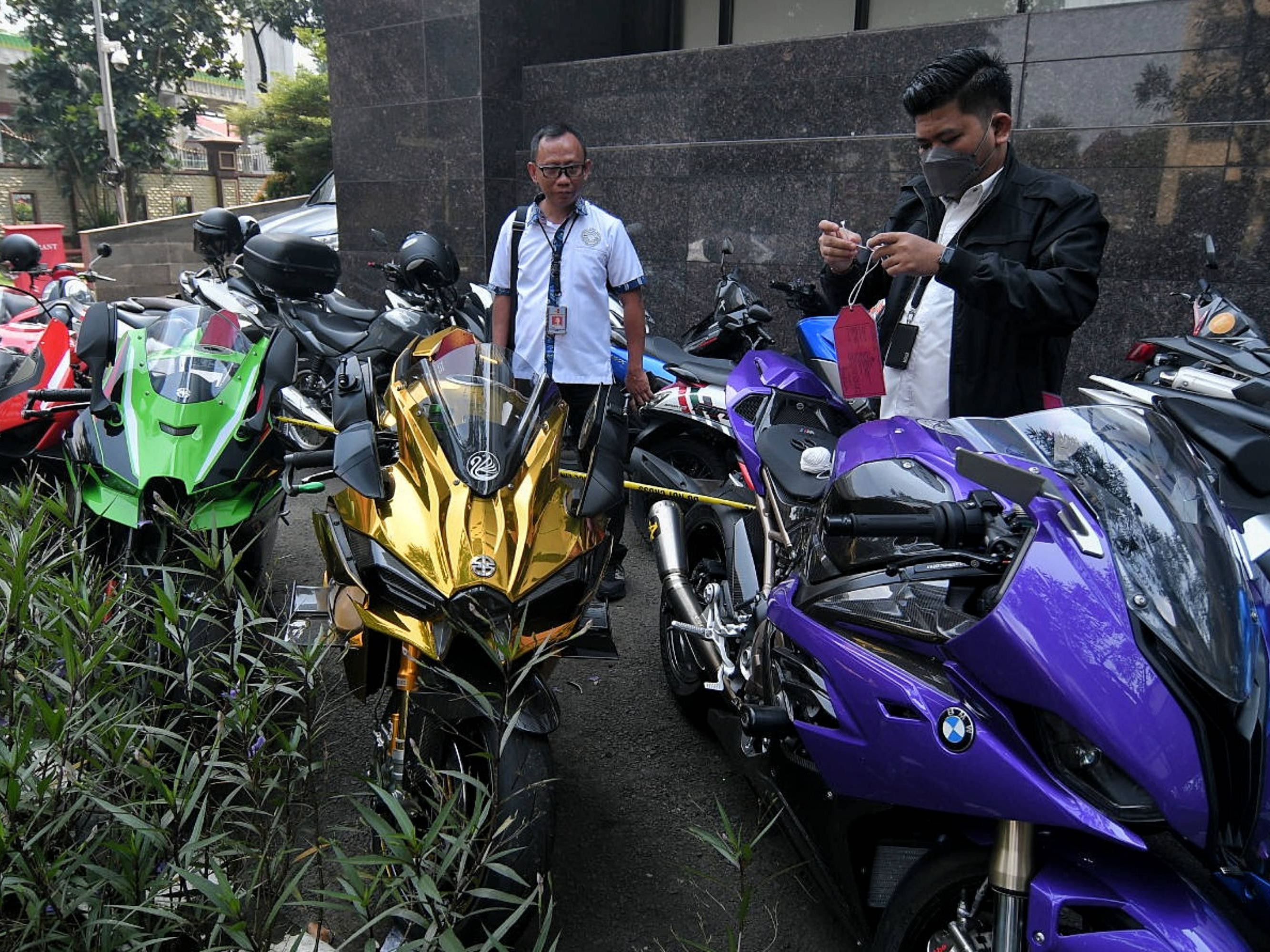 Sejumlah kendaraan milik tersangka kasus binary option Quotex Doni Salmanan terparkir di Bareskrim, Mabes Polri, Jakarta, Senin (14/3/2022).