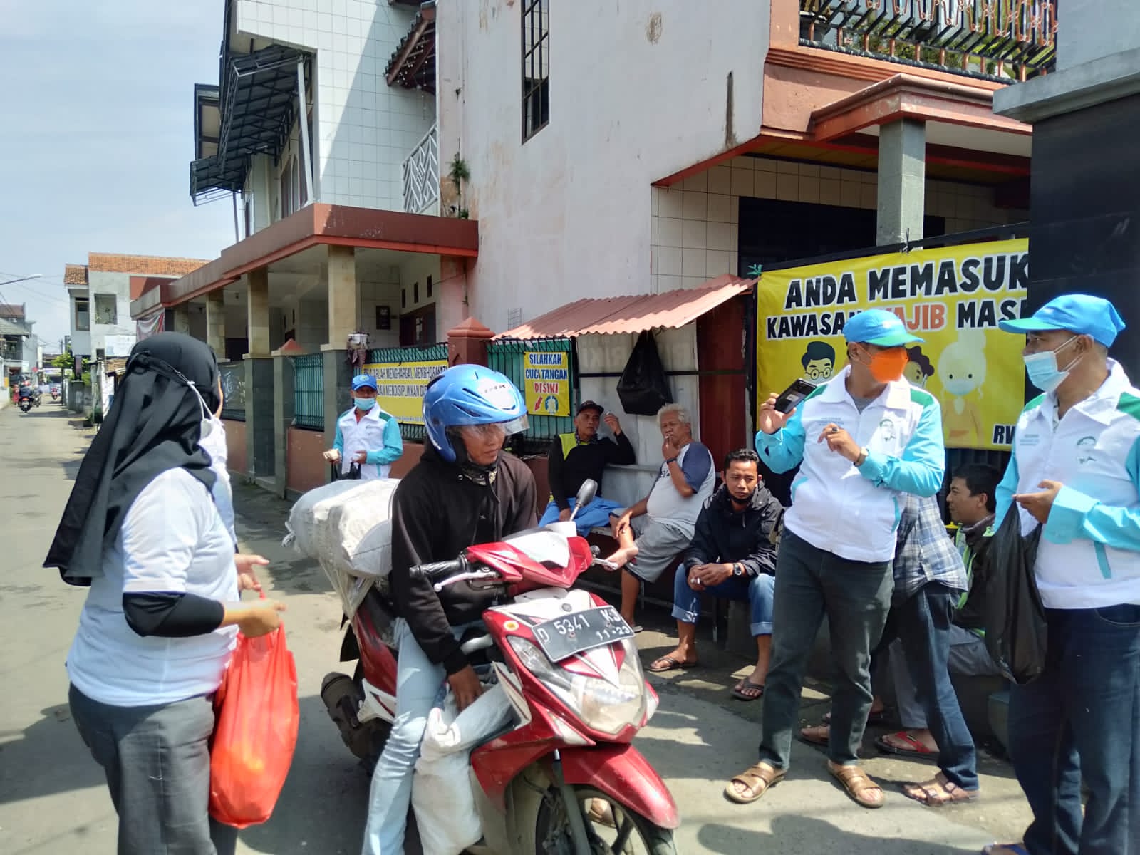 Relawan RidwanKamilKita melakukan aksi sosial di Kota Cimahi
