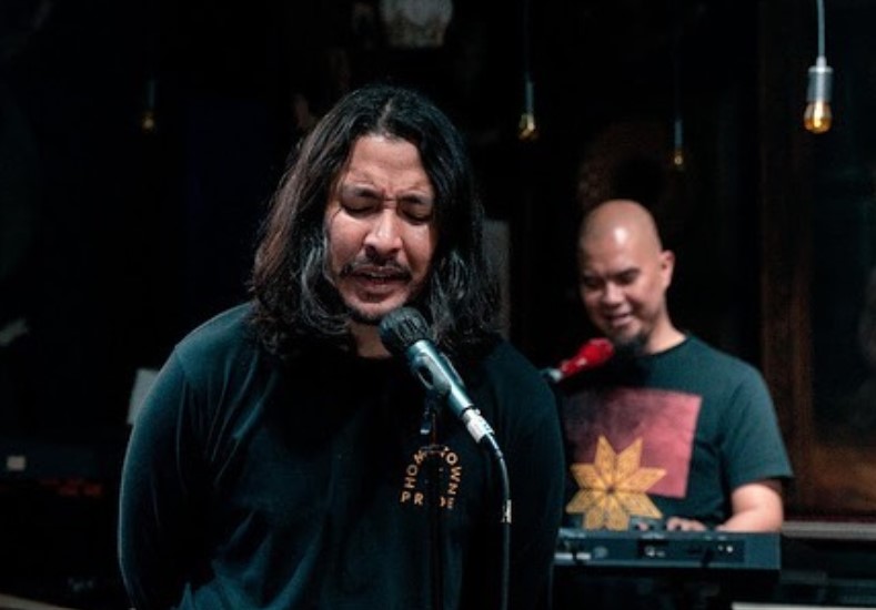 Ello, Vokalis Baru Dewa 19