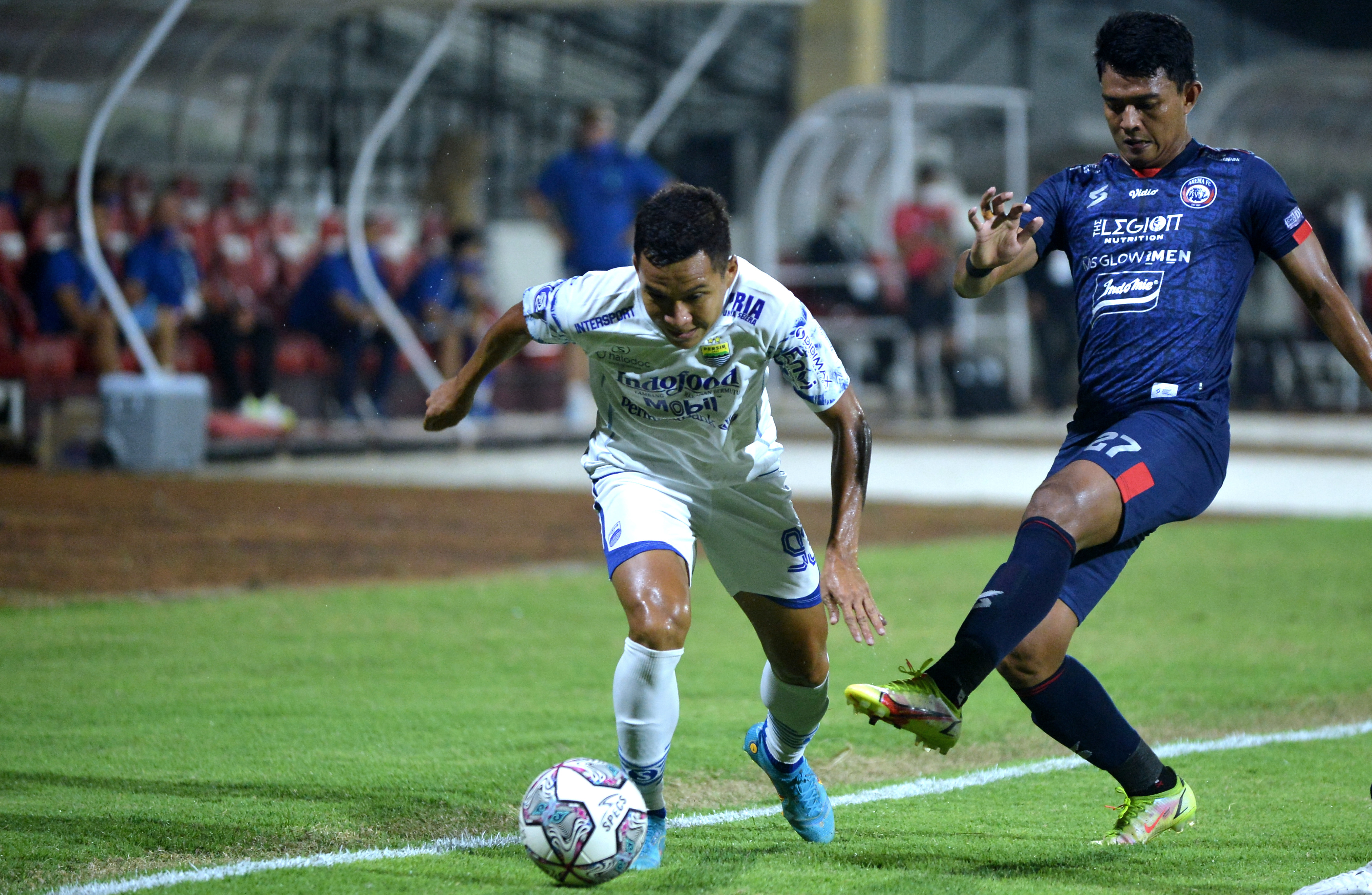 Pemain Arema FC Dedik Setiawan (kanan) berusaha merebut bola dari pemain Persib Erwin Ramdani dalam lanjutan laga Liga 1, Rabu (9/3). 