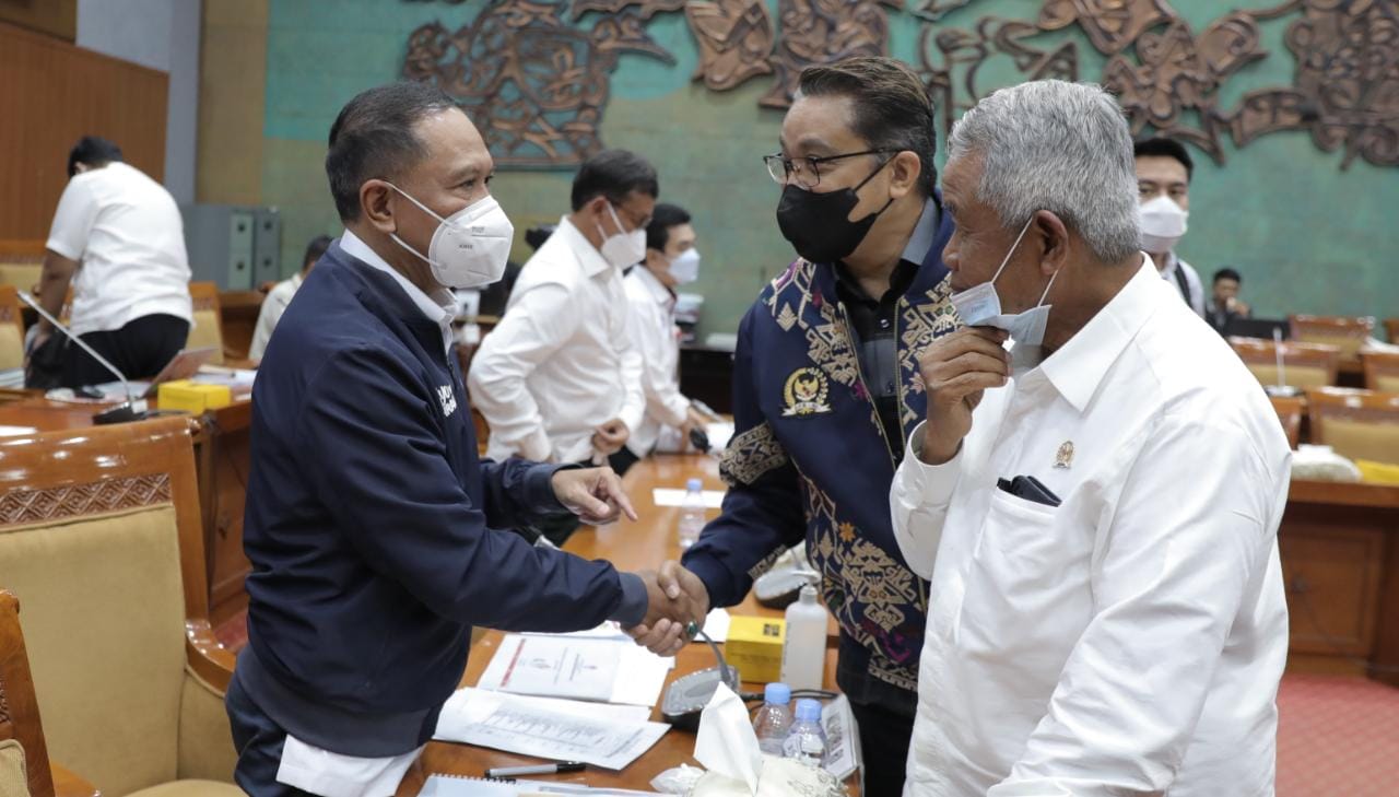 Menpora Zainuddin Amali (kiri) dan Wakil Ketua Komisi X DPR RI Dede Yusuf Macan Effendi (kedua dari kanan).
