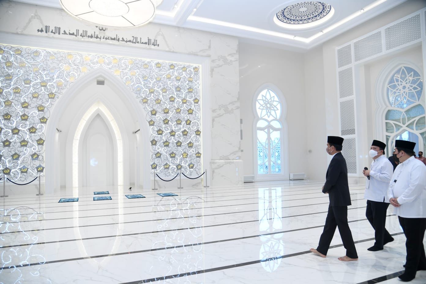 Presiden Jokowi di Masjid At-Thohir yang terletak di Tapos, Depok, Jawa Barat, Rabu (9/3).