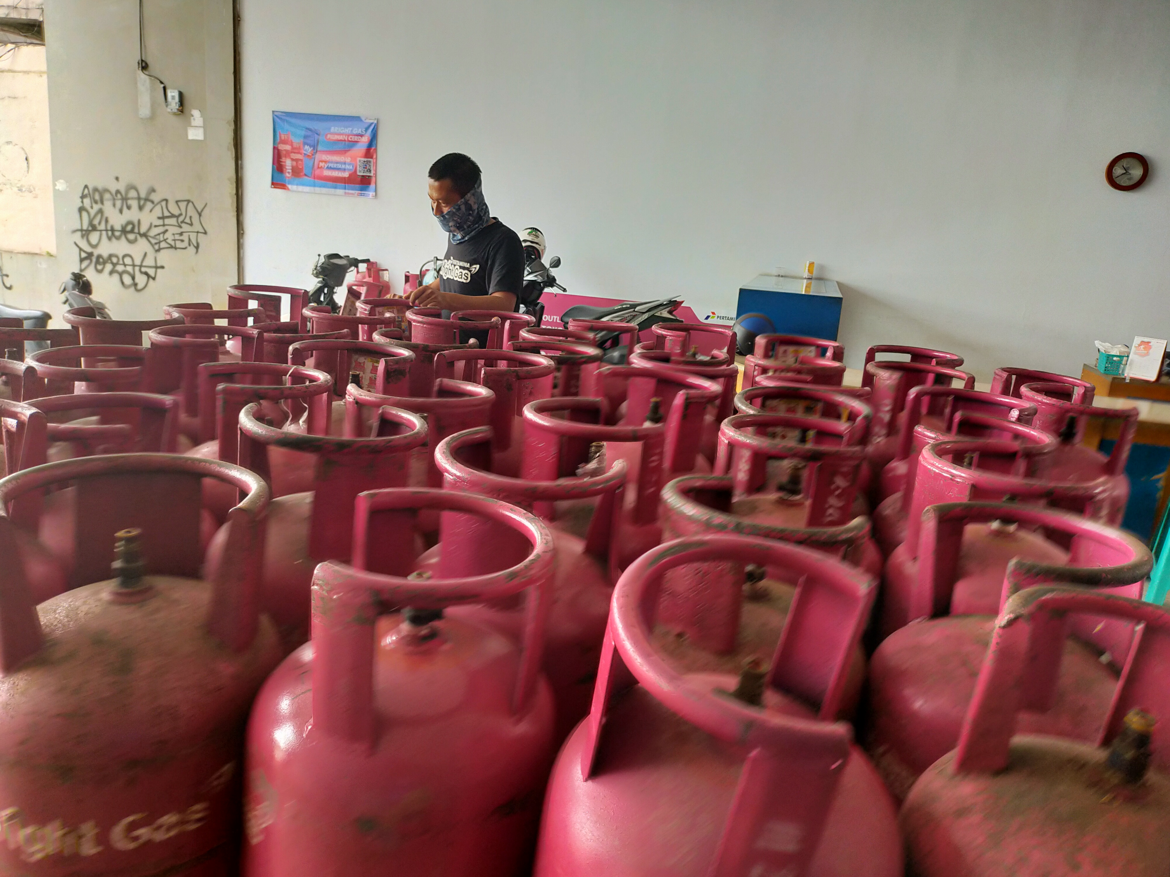 Kenaikan gas elpiji nonsubsidi di setiap agen di Tasikmalaya merosot mencapai 30% setelah PT Pertamina menaikan harga elpiji nonsubsidi.