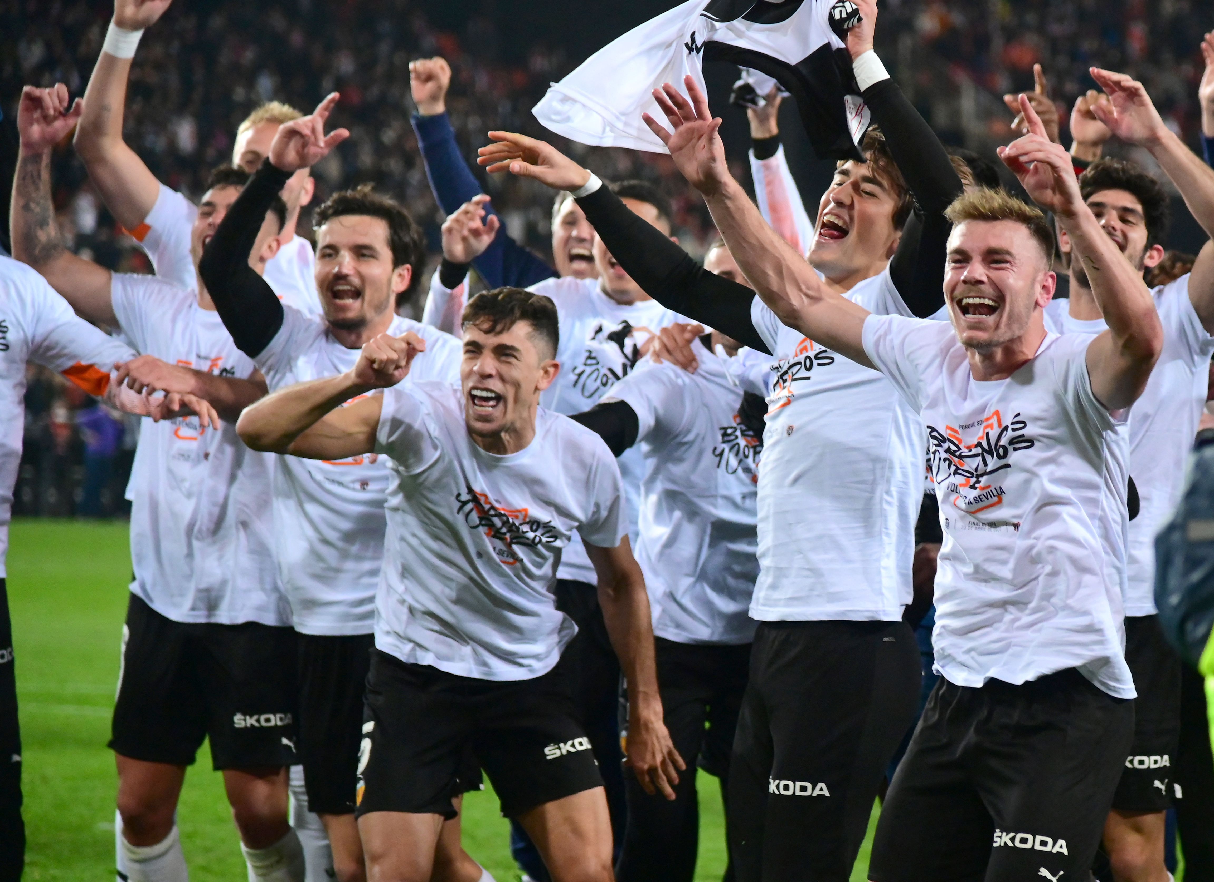 Para pemain Valencia melakukan selebrasi usai memastikan diri melaju ke final Copa del Rey setelah mengalahkan Athletic Bilbao.