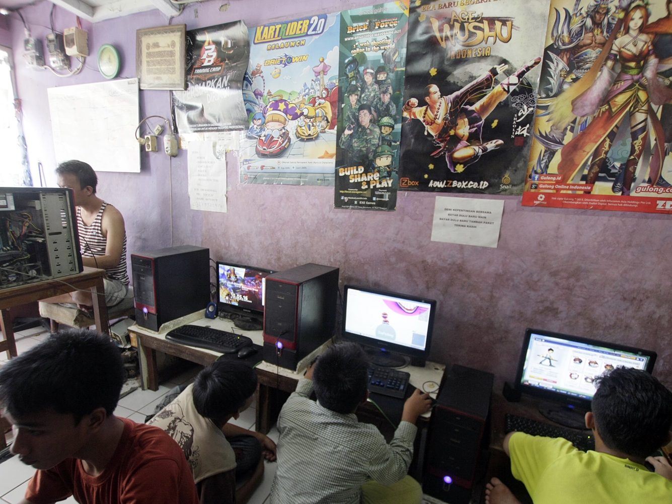 Sejumlah anak sedang bermain gim daring di warung internet (Warnet) di kawasan Sukmajaya, Depok, Jawa Barat.