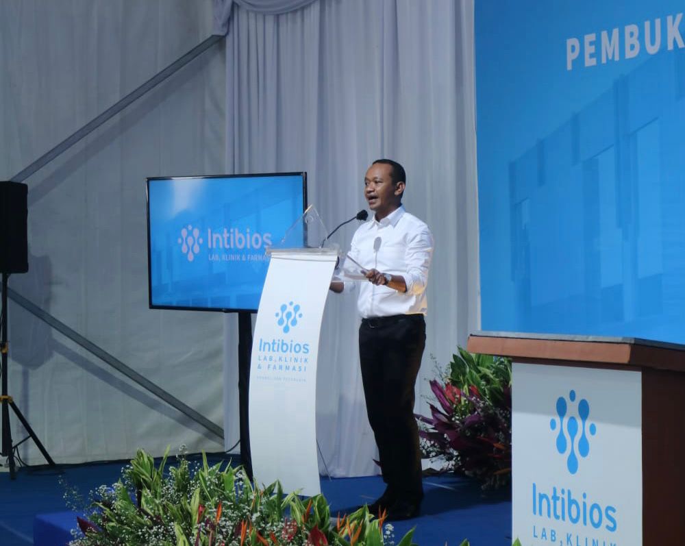 Menteri nvestasi Bahlil Lahadala saat meresmikan Lab Intibios di Karawang, Jawa Barat