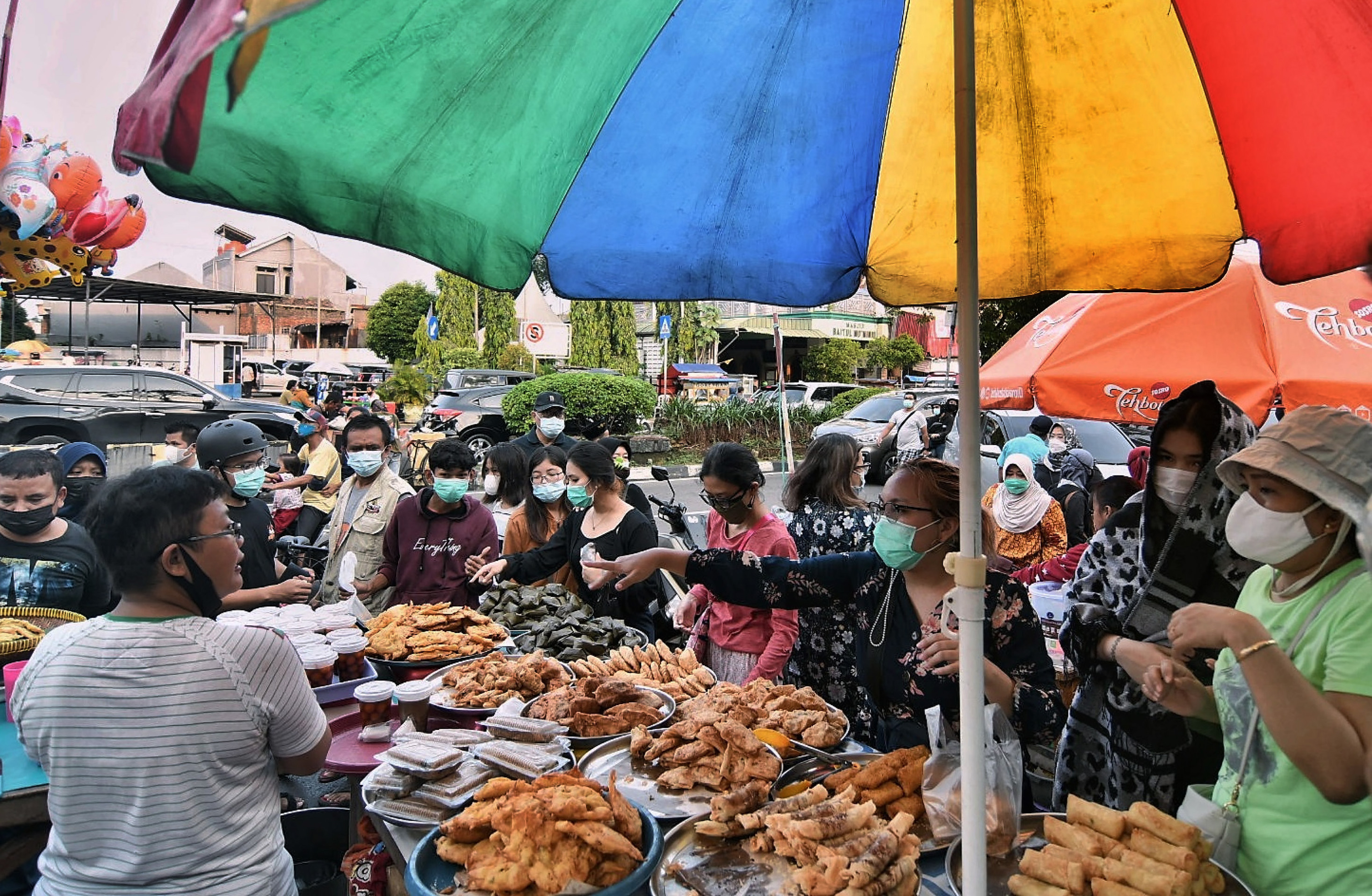 Warga membeli makanan gorengan untuk berbuka puasa atau takjil di Pasar Rawamangun, Jakarta Timur, Minggu (18/4/2021). 