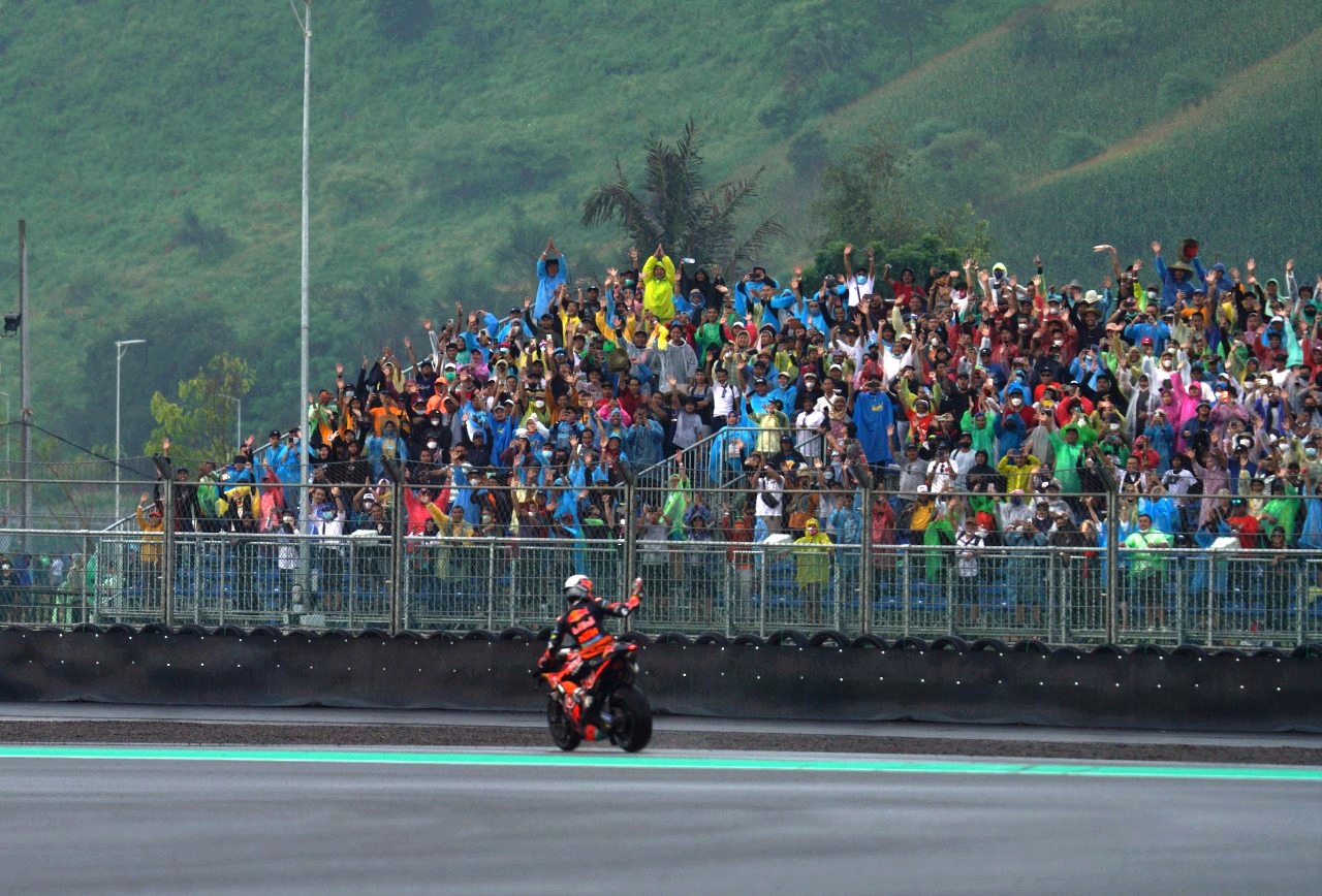 Juara pertama MotoGP pembalap tim Red Bull KTM, Miguel Oliveira, melakukan selebrasi di depan para penonton di Sirkuit Mandalika.
