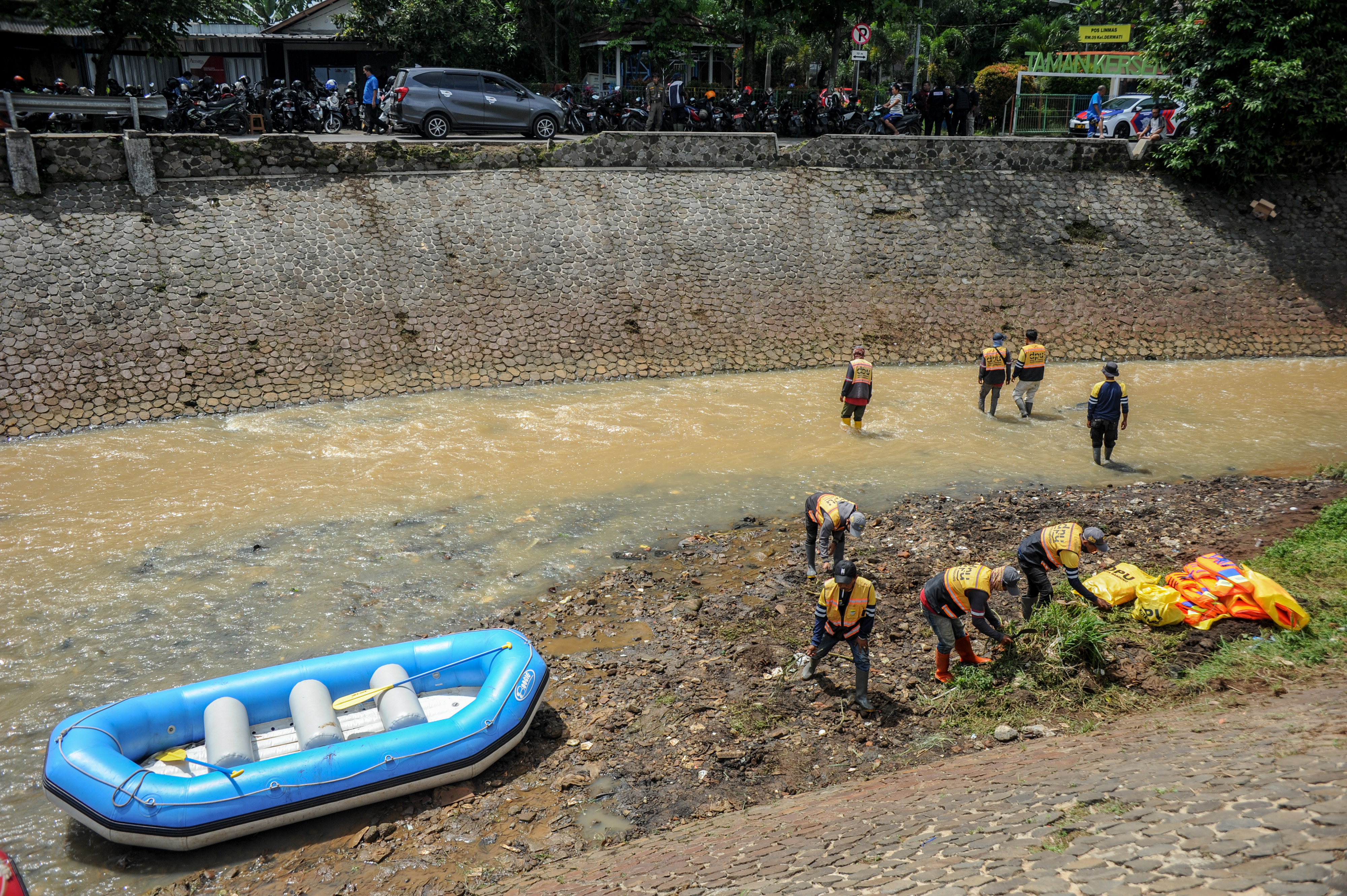 Petugas kebersihan membersihkan bantaran Sungai Cipamokolan, Bandung, Jawa Barat, Kamis (17/3/2022). 