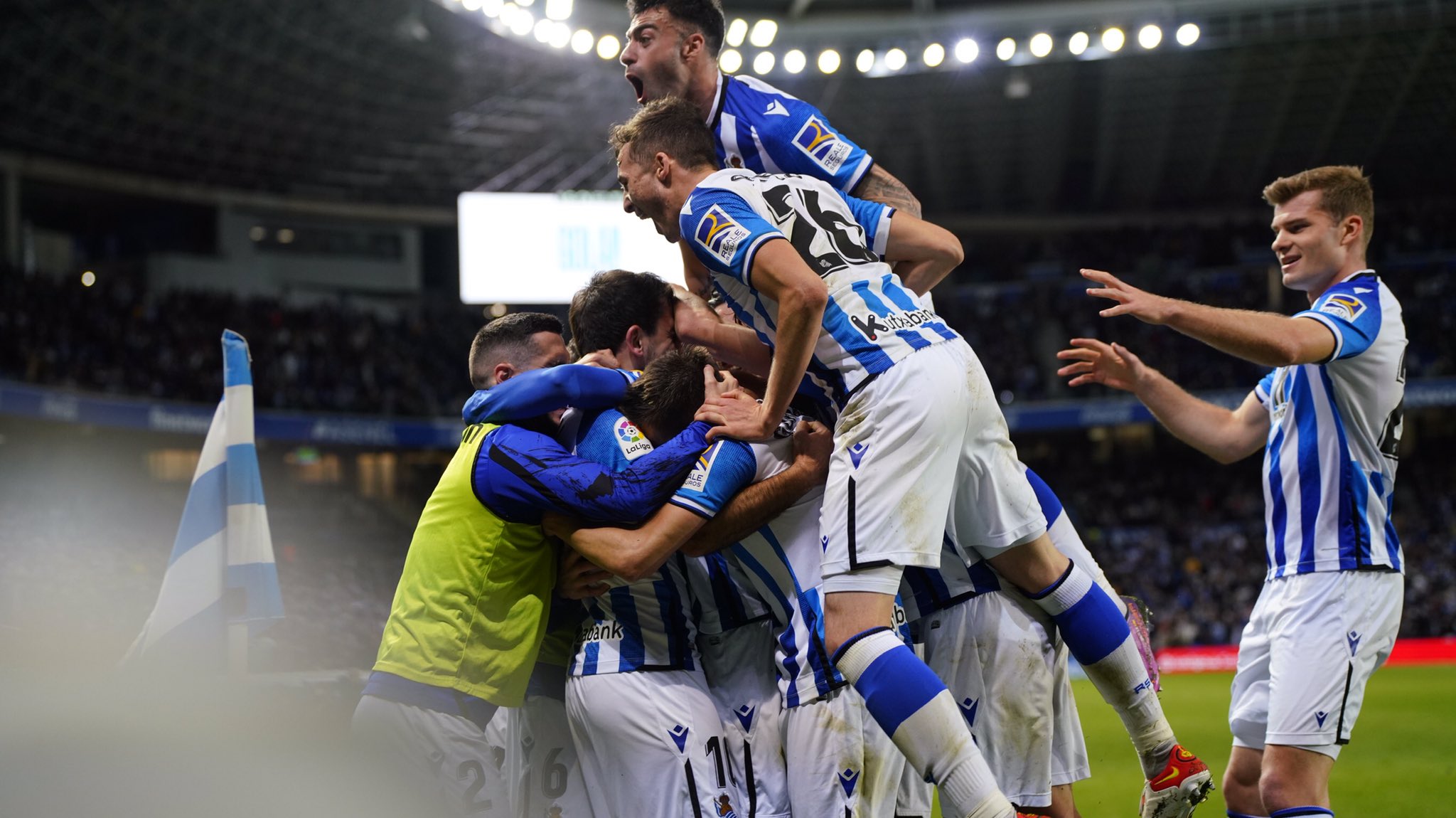Para pemain Real Sociedad melakukan selebrasi usai mencetak gol ke gawang Alaves di laga Ligue 1.