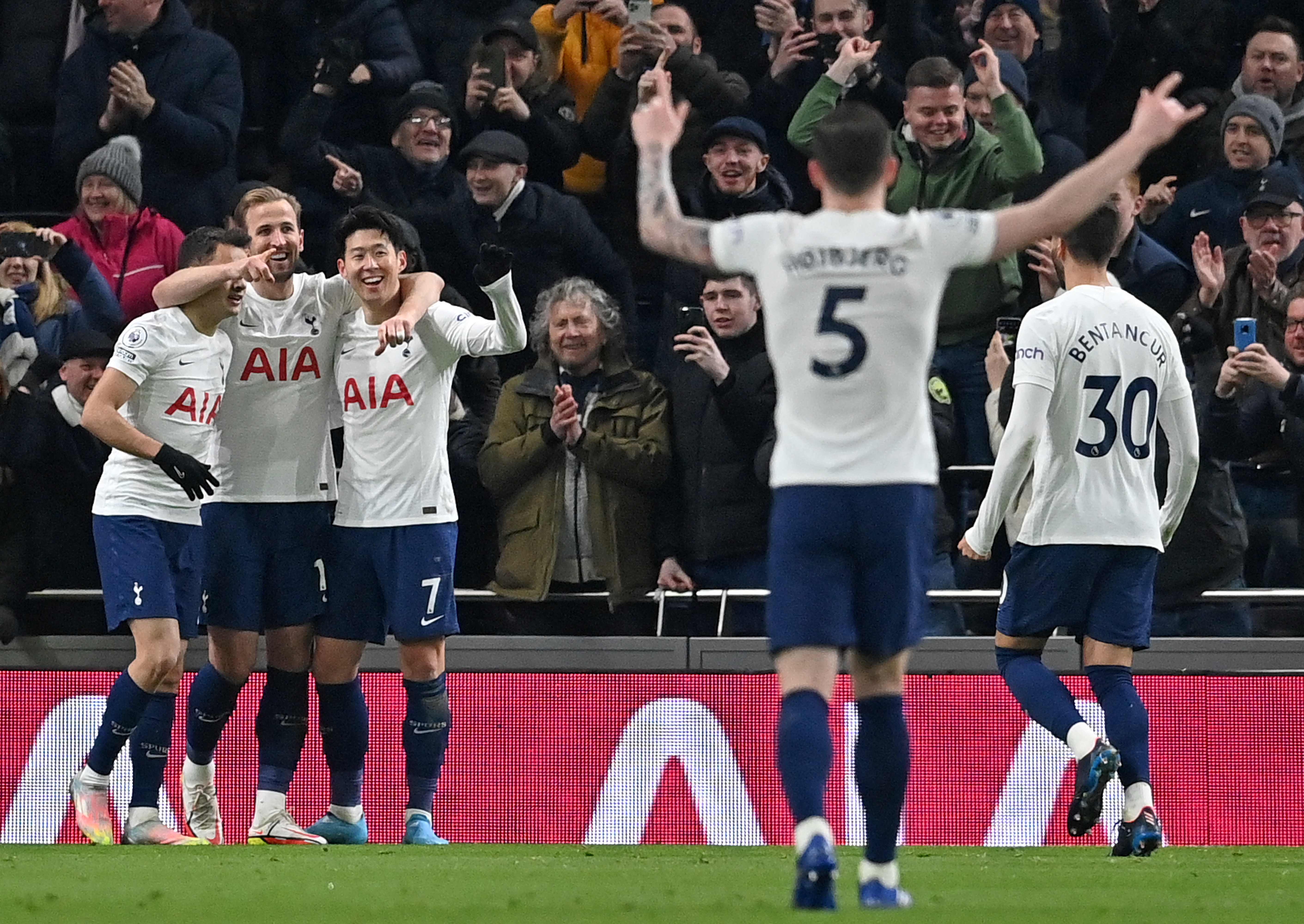 Para pemain Tottenham Hotspur melakukan selebrasi usai mencetak gol ke gawang Everton di laga Liga Primer Inggris.