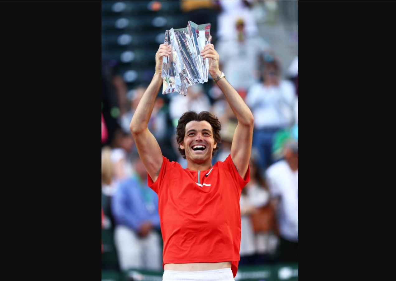Petenis Taylor Fritz mengangkat trofi Indian Wells Masters.