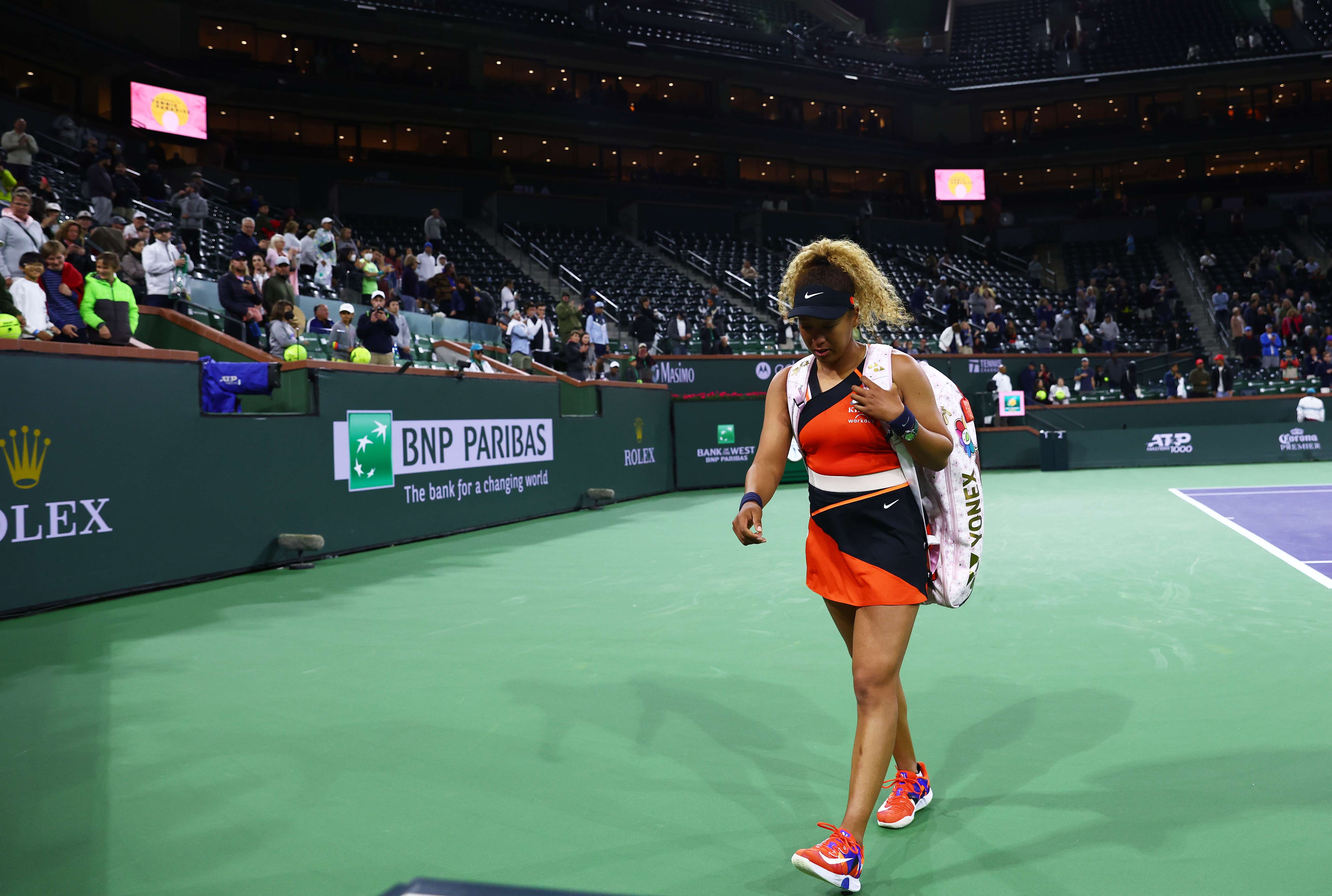 Petenis Jepang Naomi Osaka berjalan meninggalkan lapangan setelah tersingkir di putaran kedua Indian Wells.