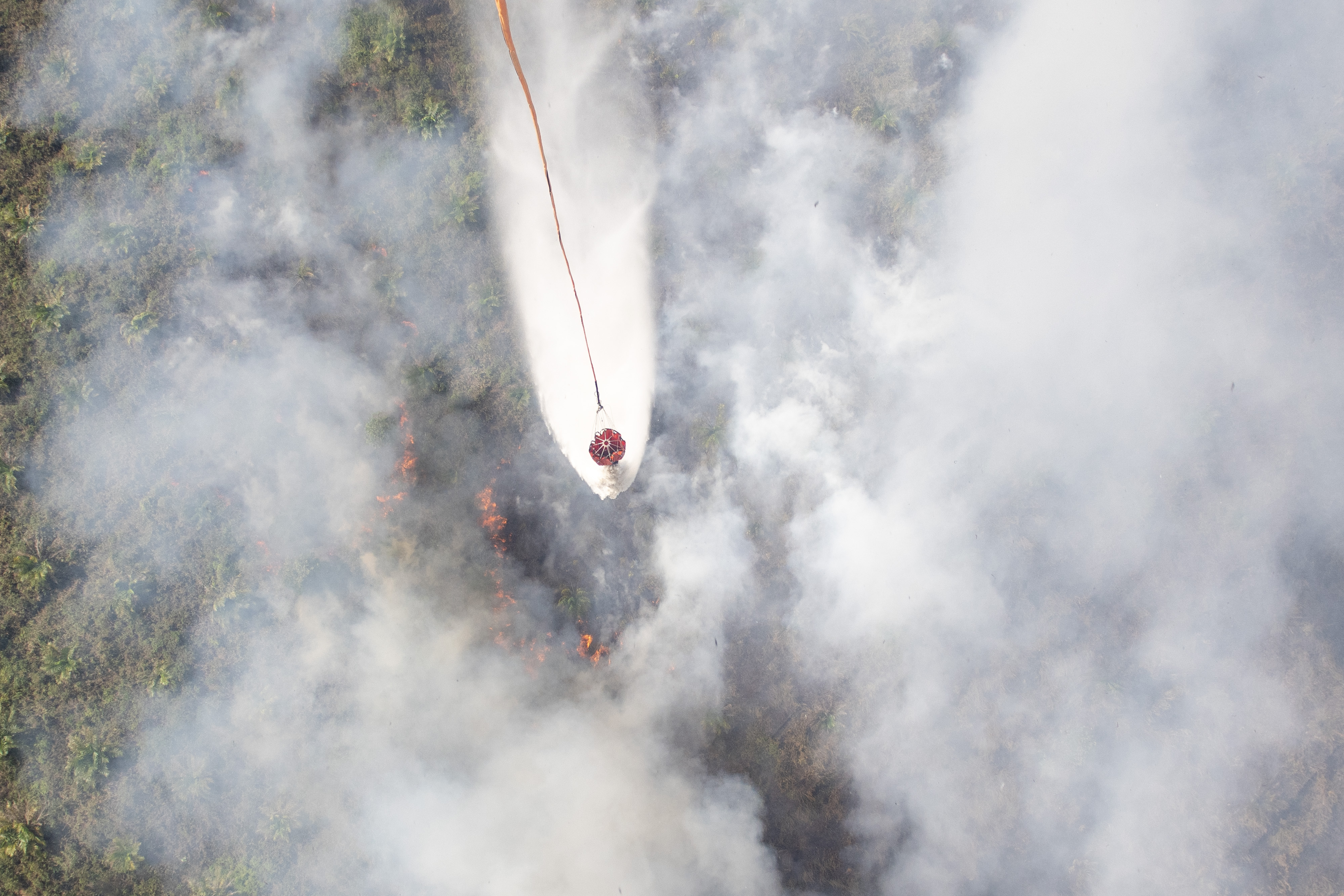 Helikopter BNPB melakukan pemadaman kebakaran lahan dari udara di Sumatera Selatan.
