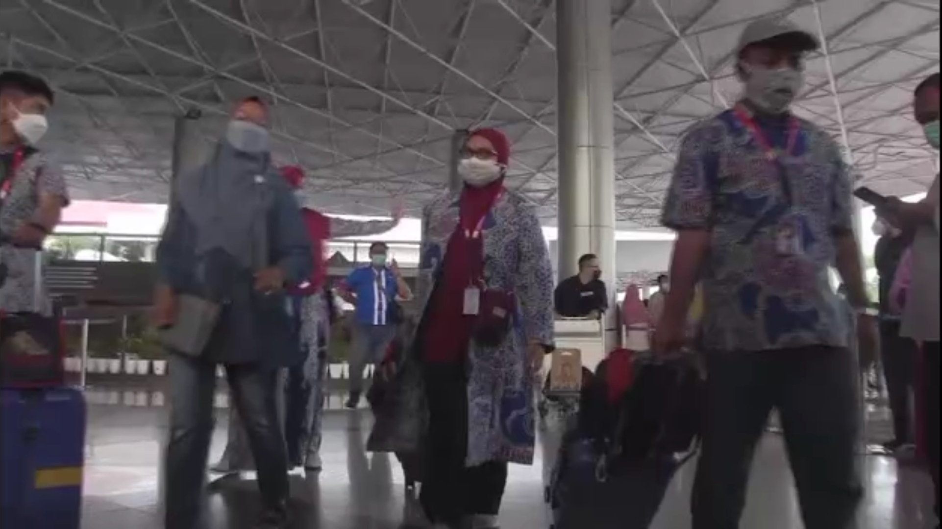 Jemaah Umrah bertolak ke Arab Saudi dari Bandara Internasional Juanda, Jawa Timur