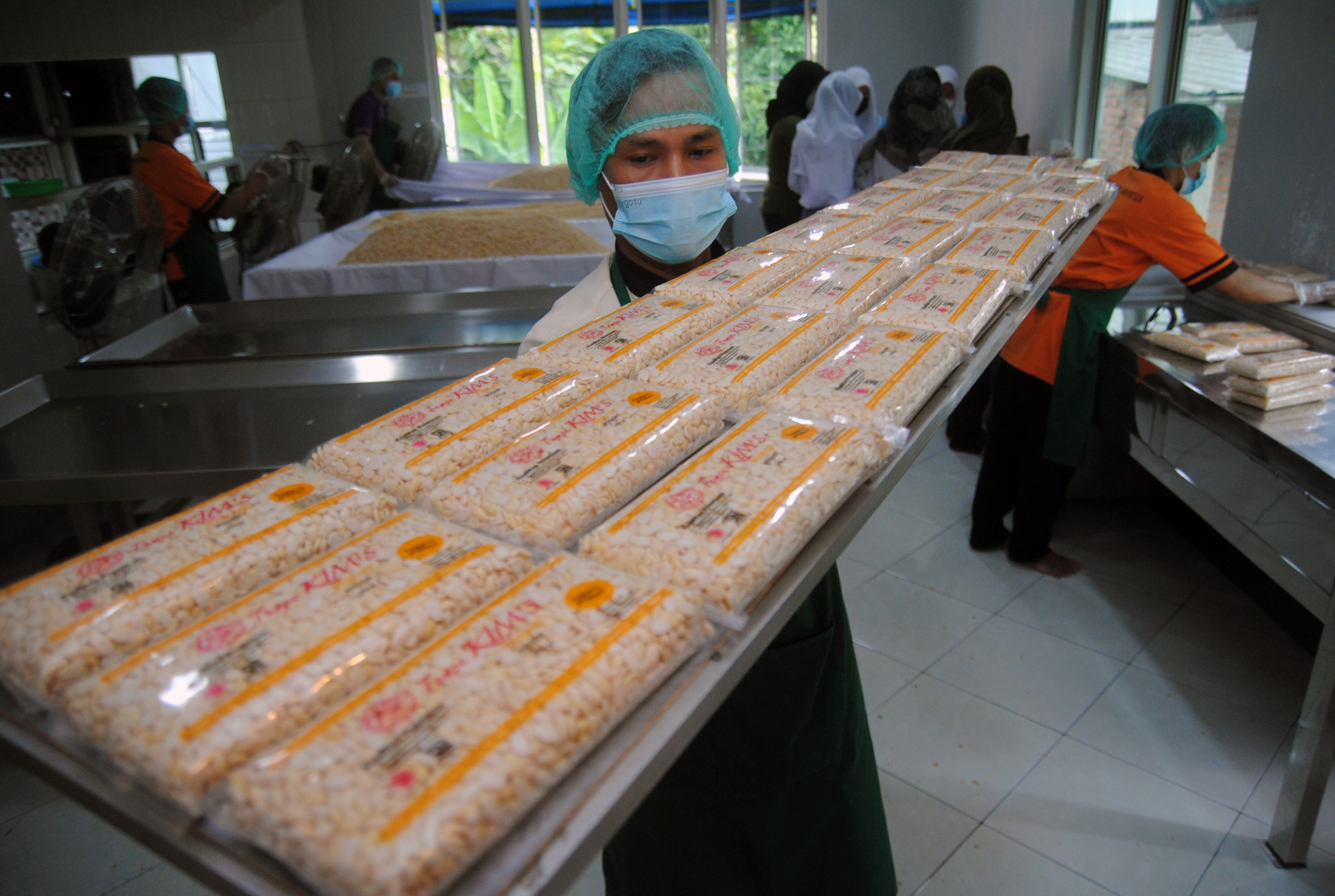 Sejumlah pekerja memproduksi tempe di Rumah Tempe Indonesia, Cilendek, Kota Bogor, Jawa Barat, Jumat (25/2/2022). 