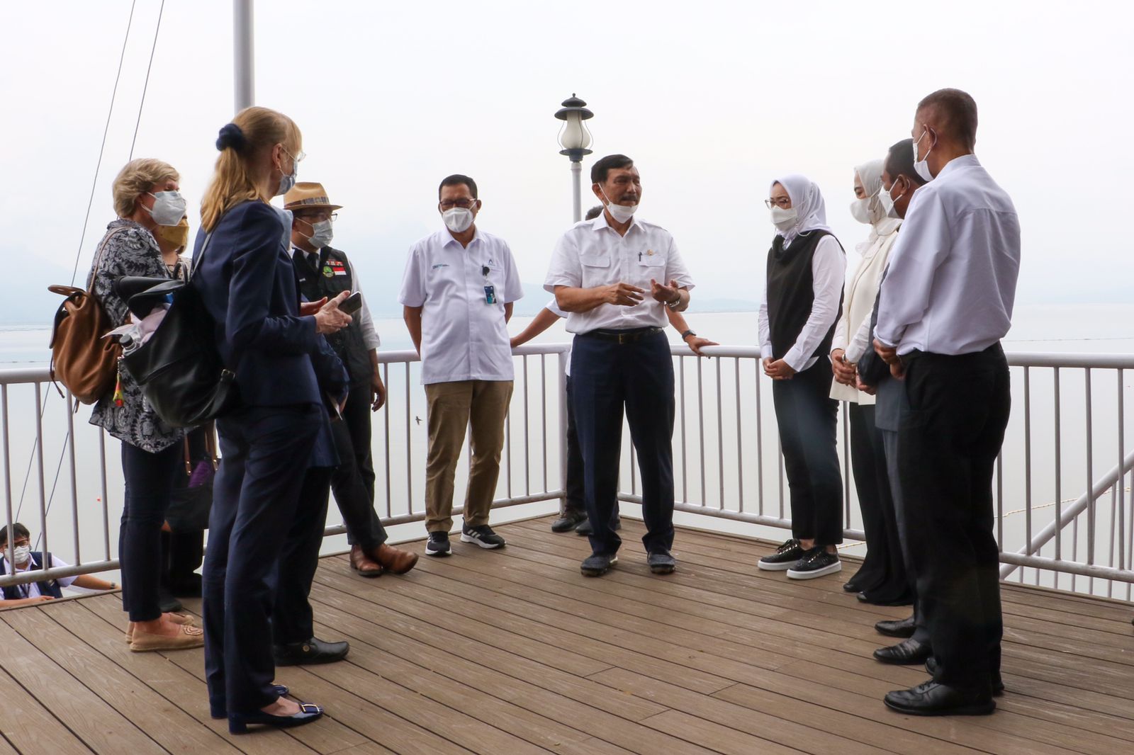 Menko Kemaritiman dan Investasi Luhut Binsar Panjaitan saat meninjau program DAS Citarum di Waduk Jatiluhur Purwakarta, Selasa (15/3).