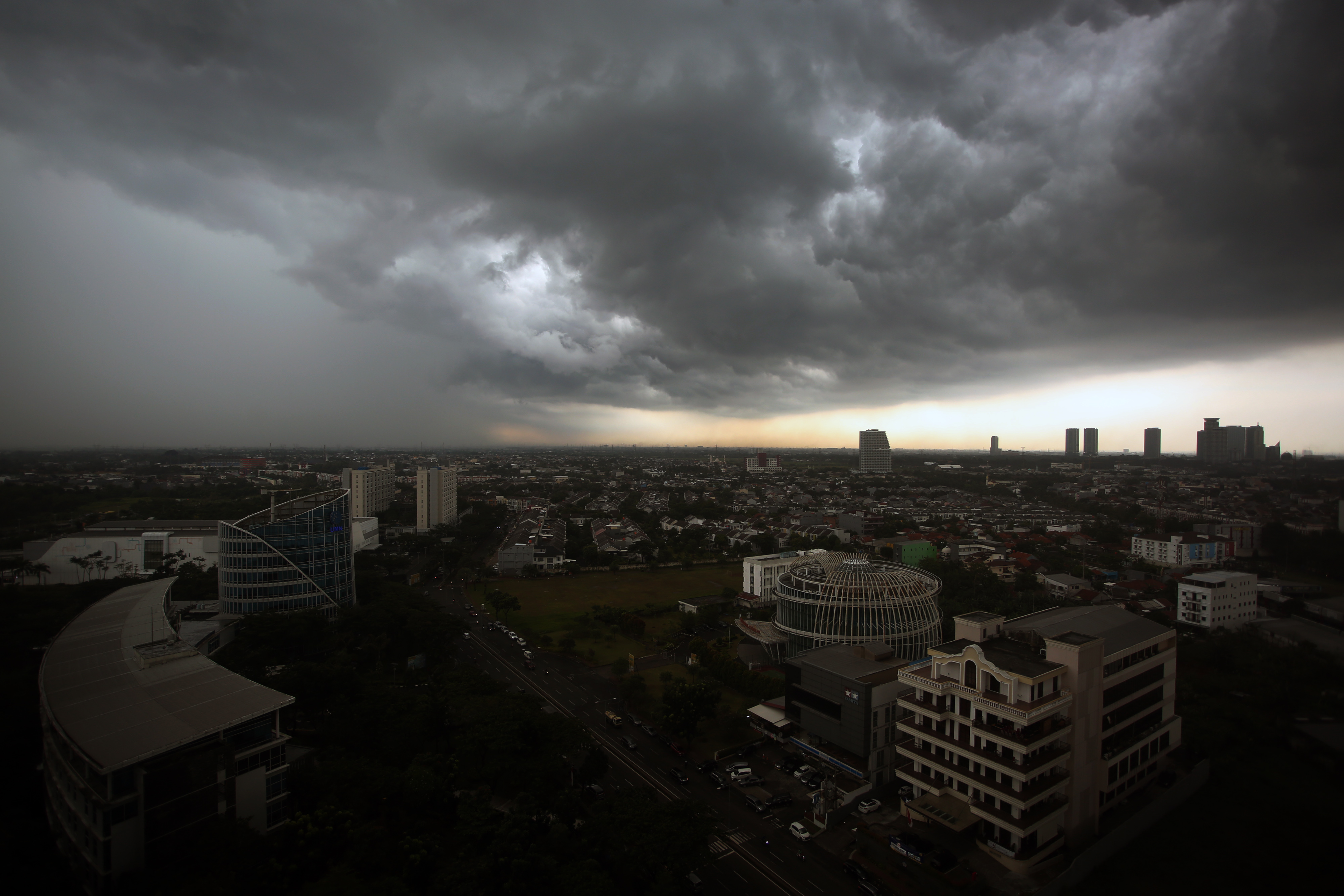 Awan mendung di kawasan Tangerang Selatan, Banten
