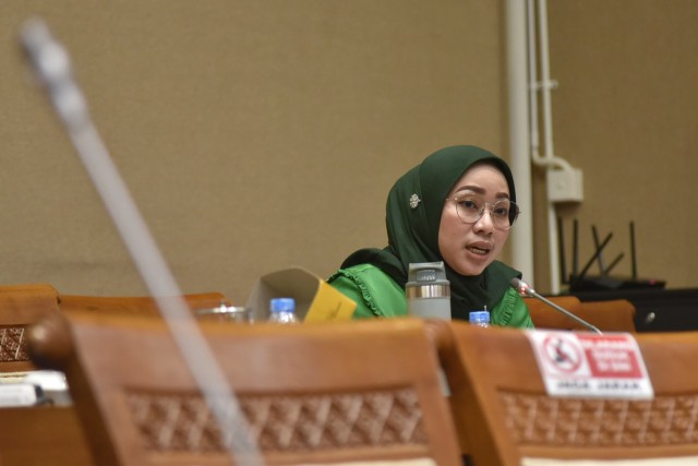 Anggota Komisi VII DPR RI Ratna Juwita Sari saat menghadiri rapat Komisi VII DPR RI dengan Kepala BRIN, di Gedung DPR RI, Jakarta.