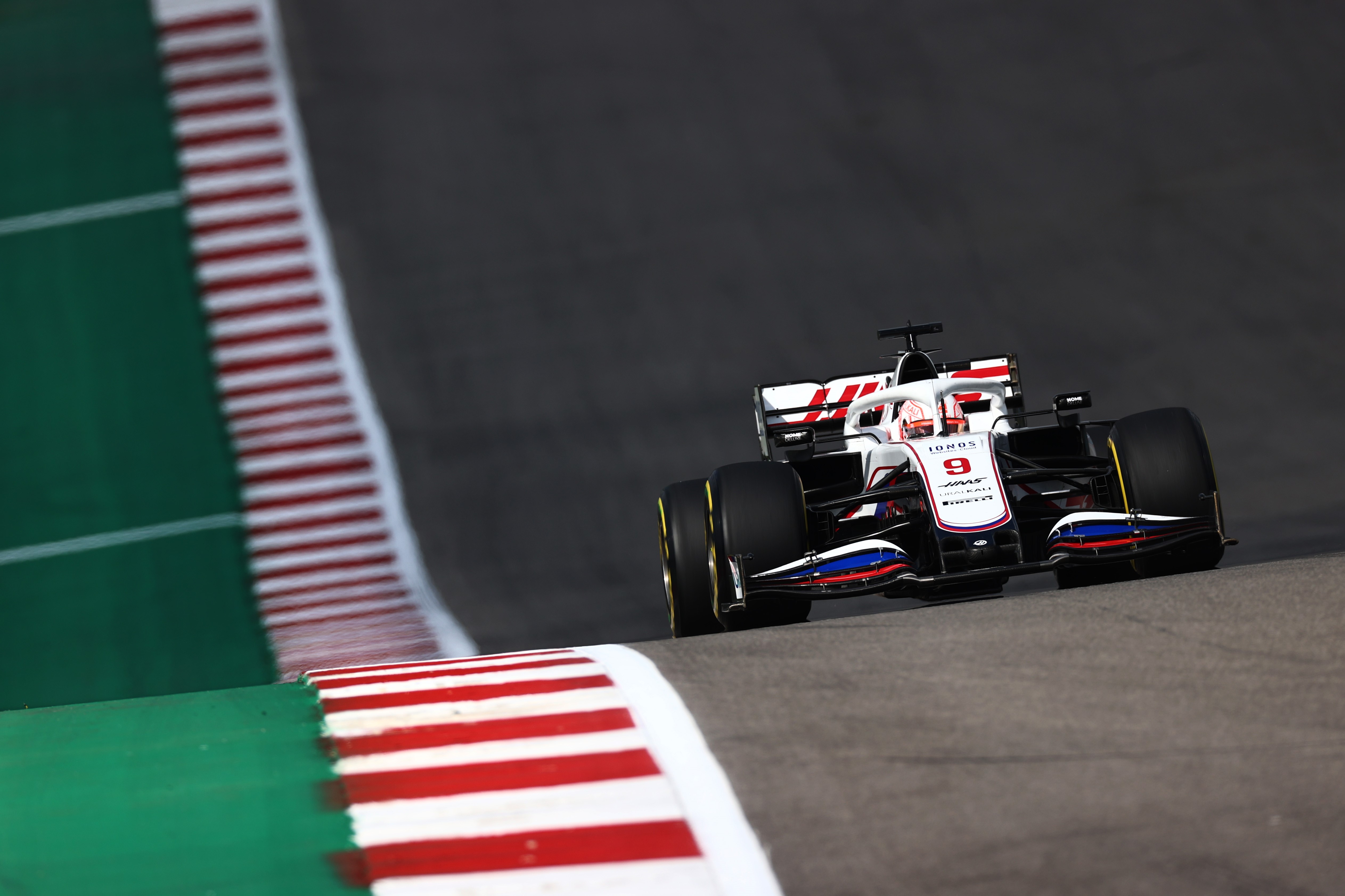 Pembalap asal Rusia, Nikita Mazepin, yang khawatir terhadap sanksi internasonal pada negaranya.