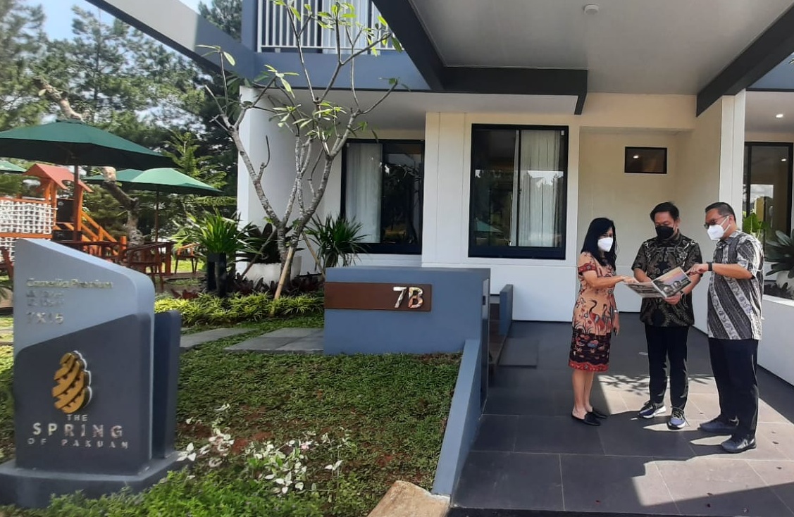 Managing Director Prology Hendry Tamzel (tengah) di depan show unit The Spring of Pakuan