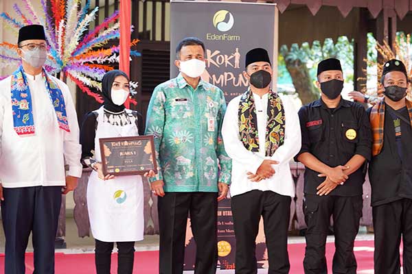 Gubernur DKI Jakarta Anies Baswedan berfoto bersama peserta kompetisi memasak antar kampung.